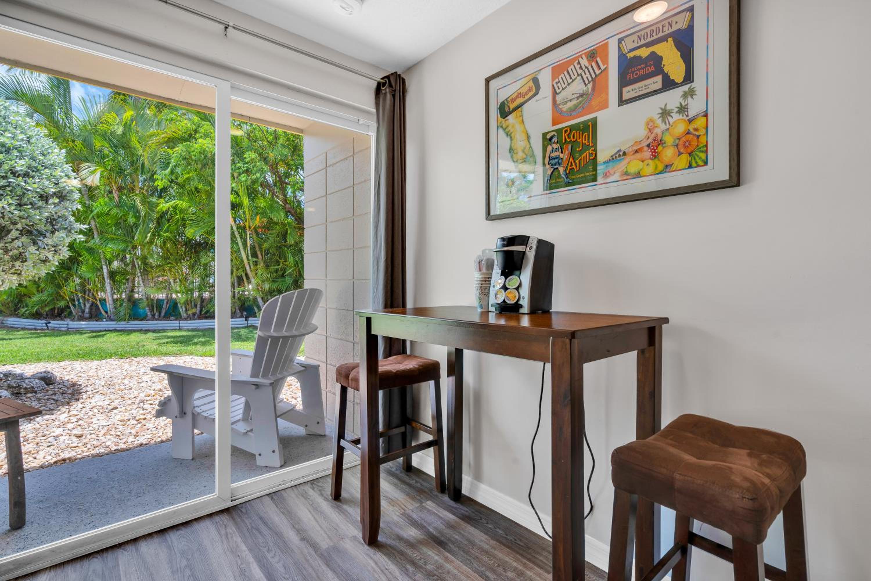 Double Room with Pool View - Photo 7