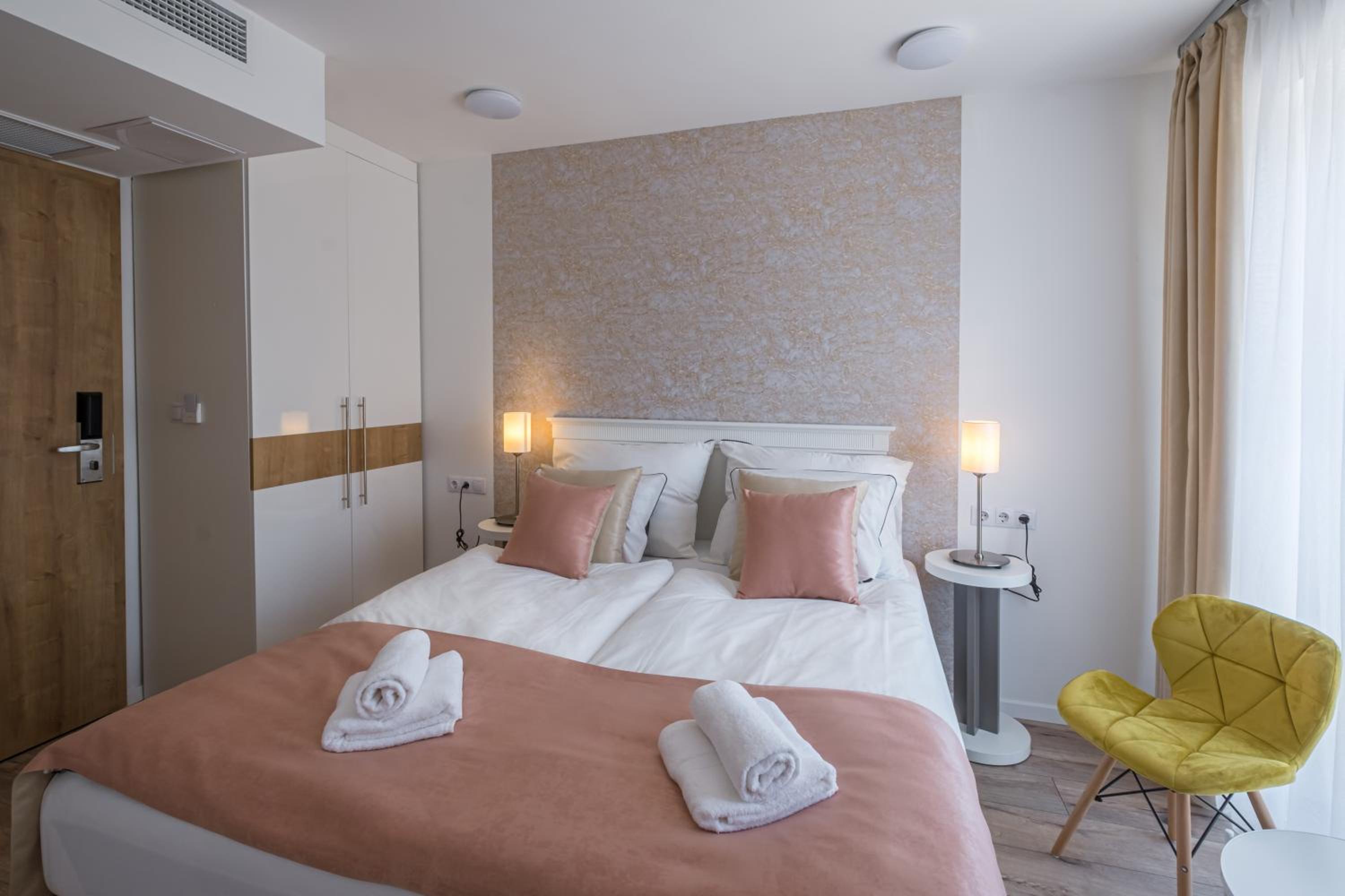 Standard Queen Room photo 3