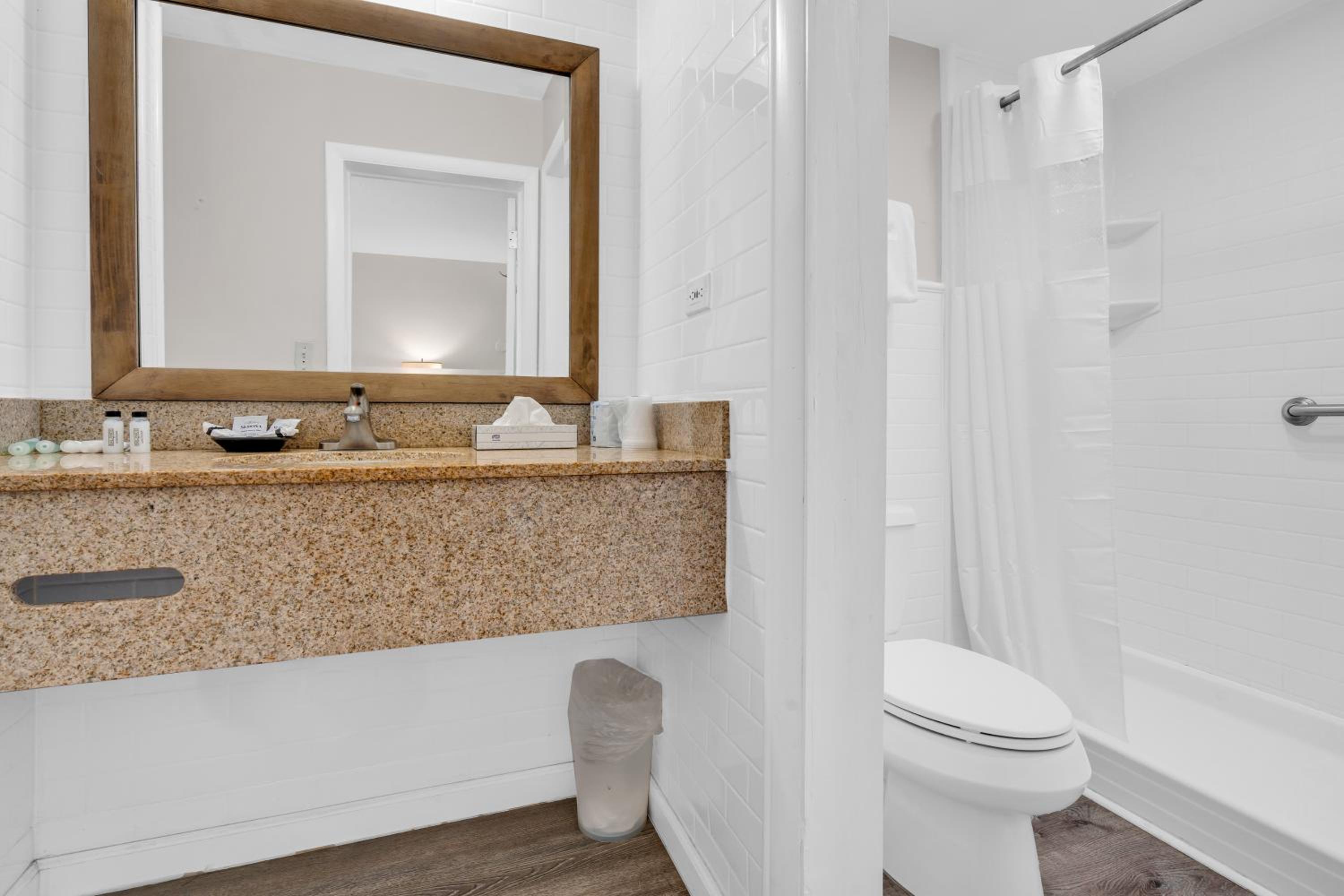 Queen Room with Canal View and Kitchen - Photo 8
