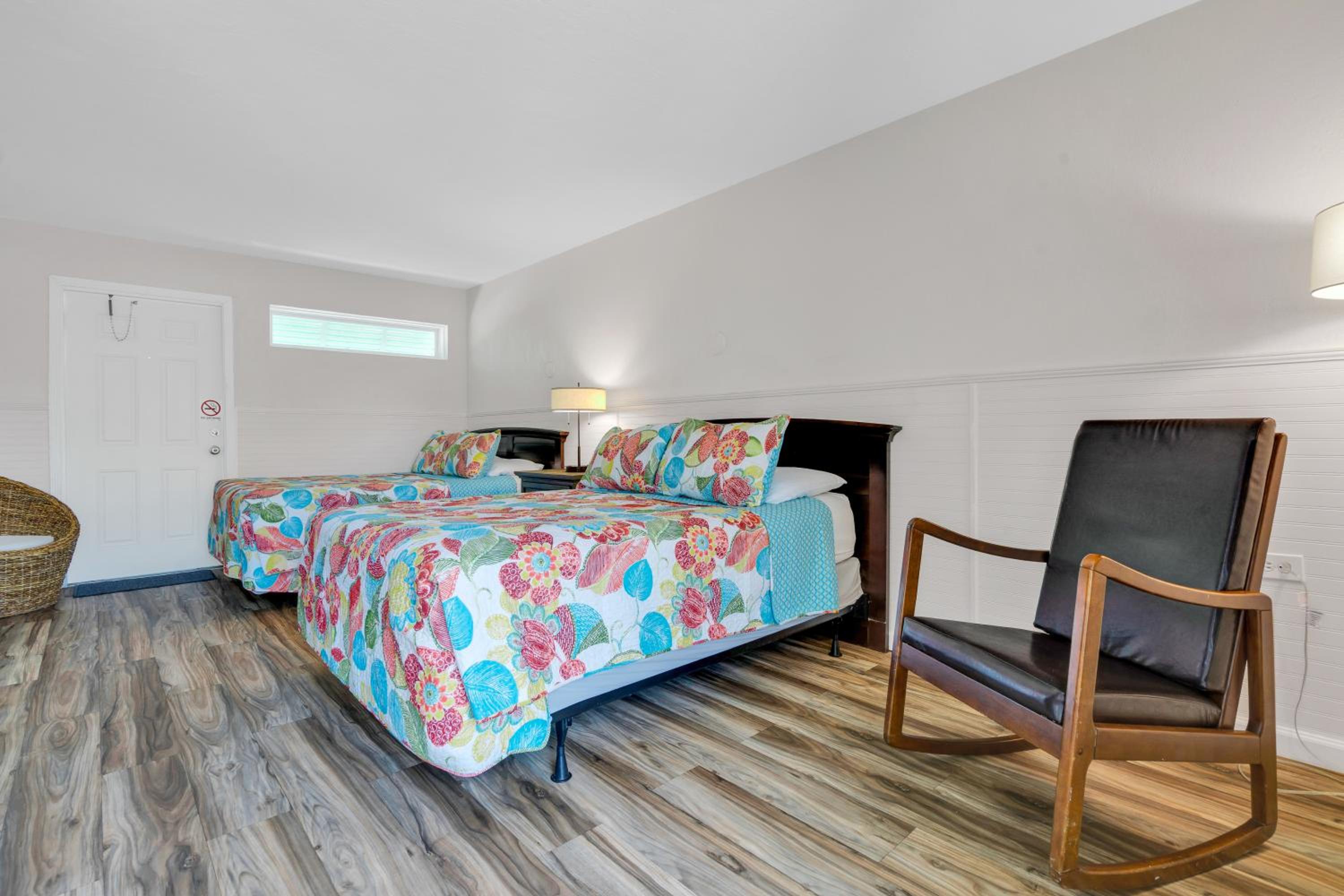 Queen Room with Canal View and Kitchen - Photo 6