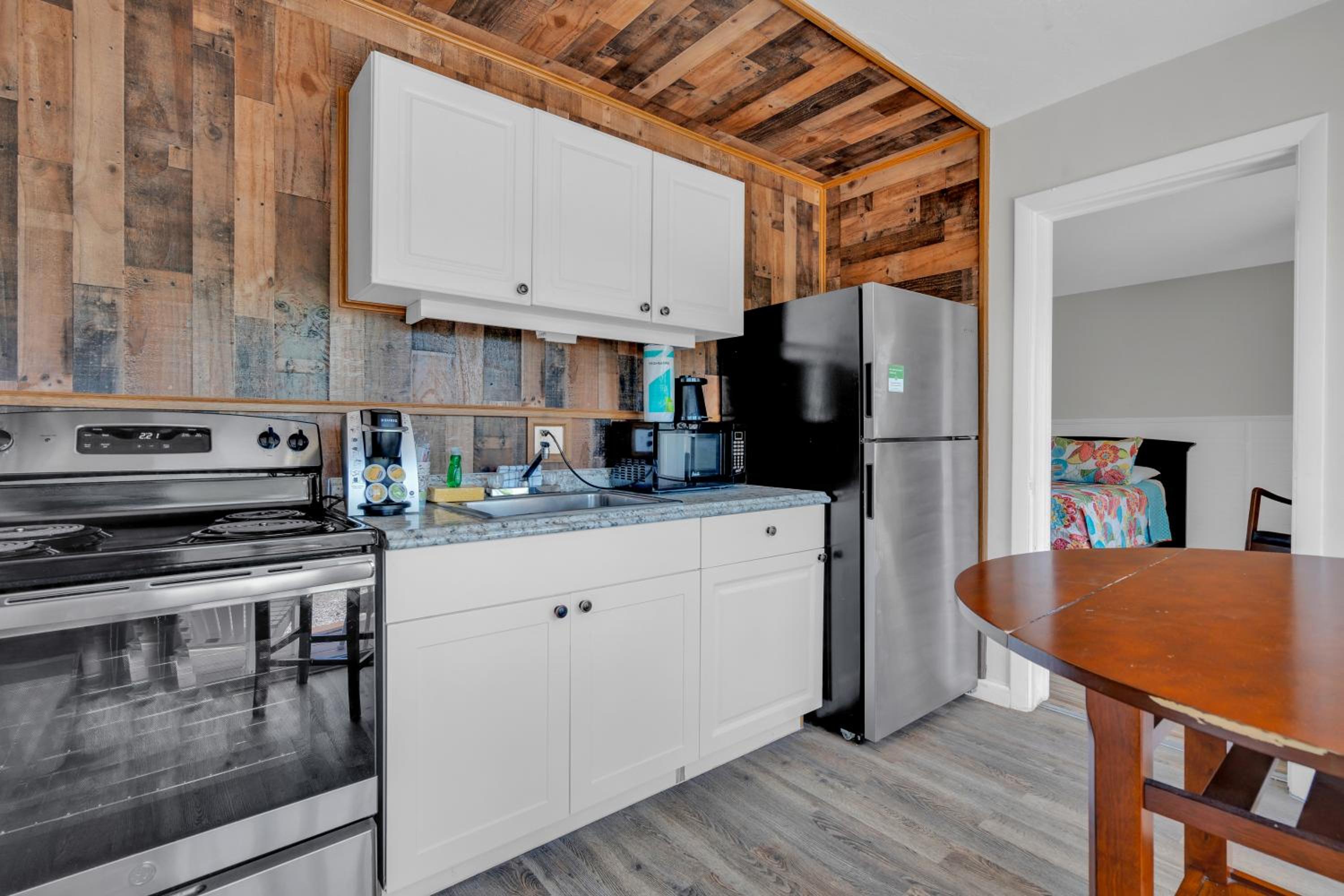Queen Room with Canal View and Kitchen - Photo 3