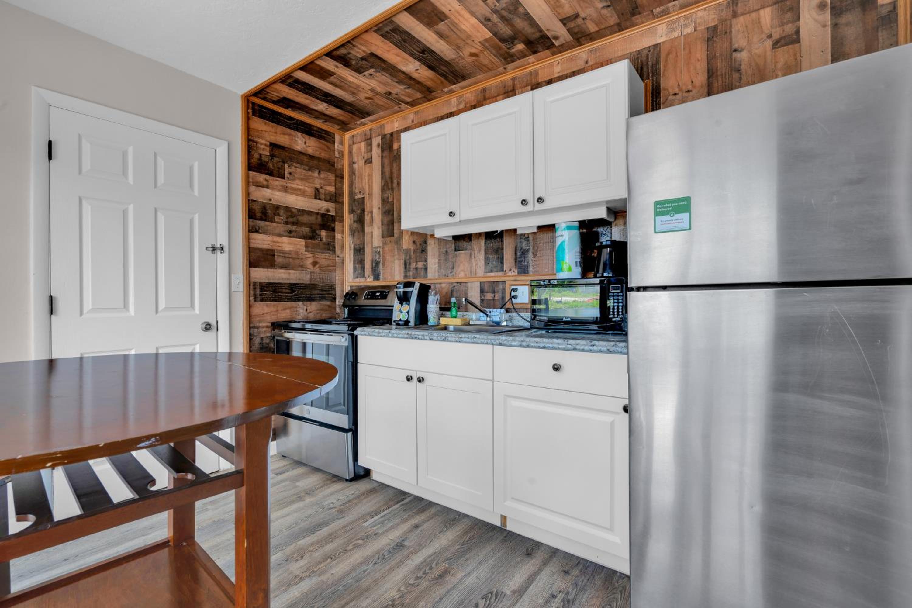 Queen Room with Canal View and Kitchen - Photo 7