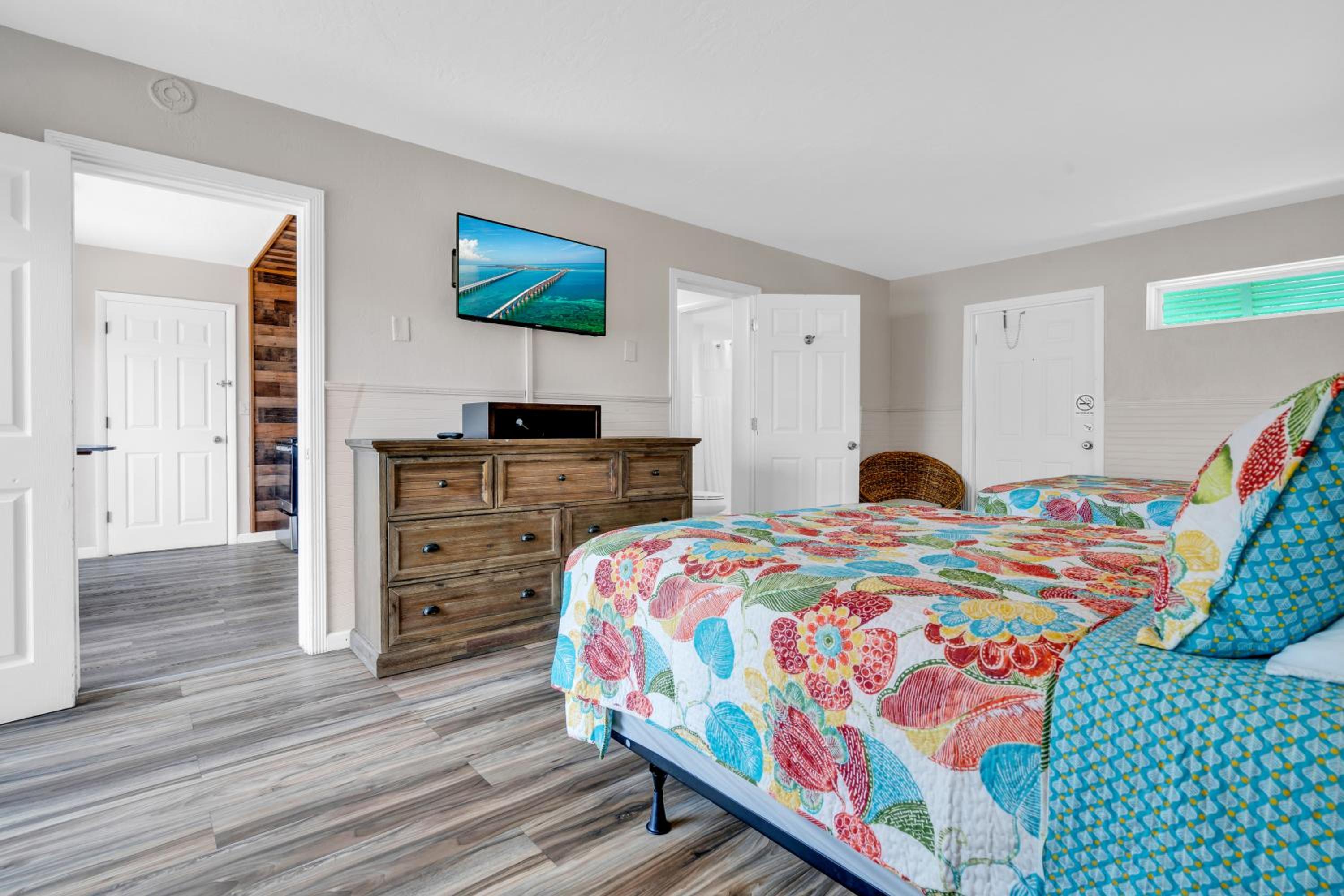 Queen Room with Canal View and Kitchen - Photo 5