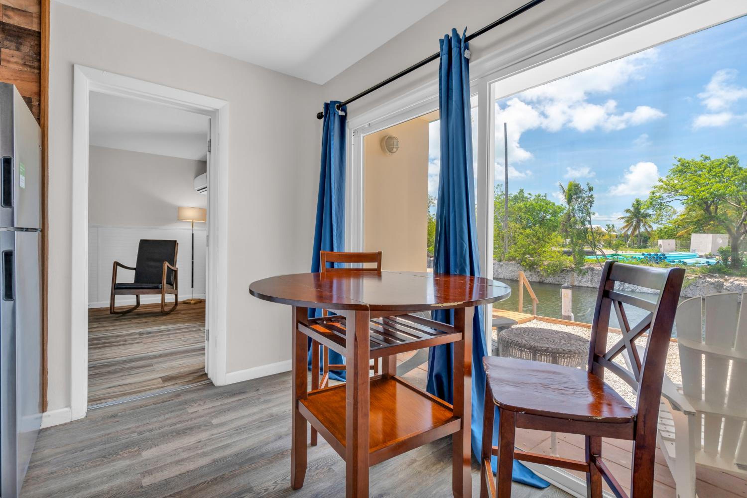 Queen Room with Canal View and Kitchen - Photo 2