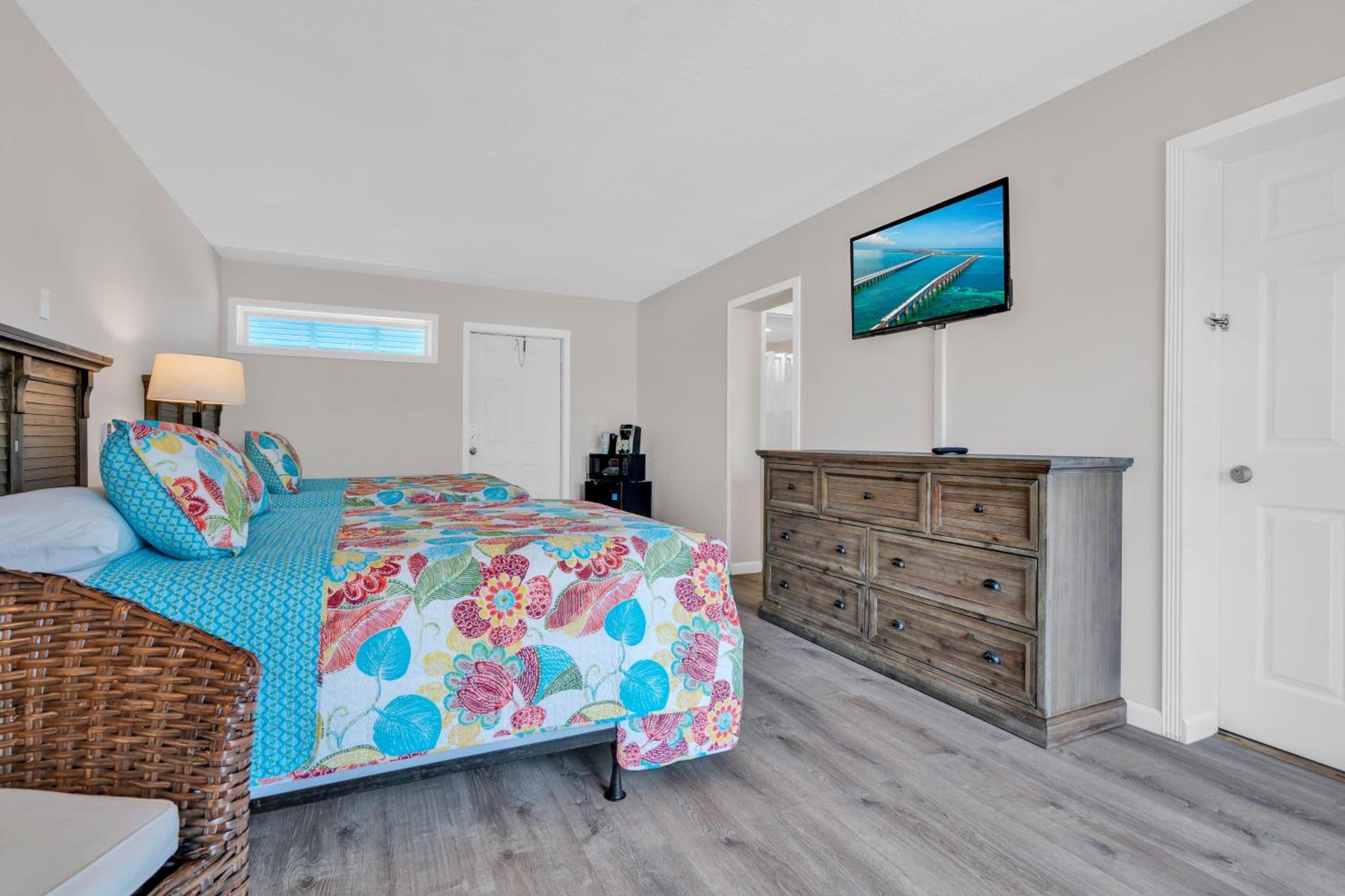 Queen Room with Canal View - Photo 8