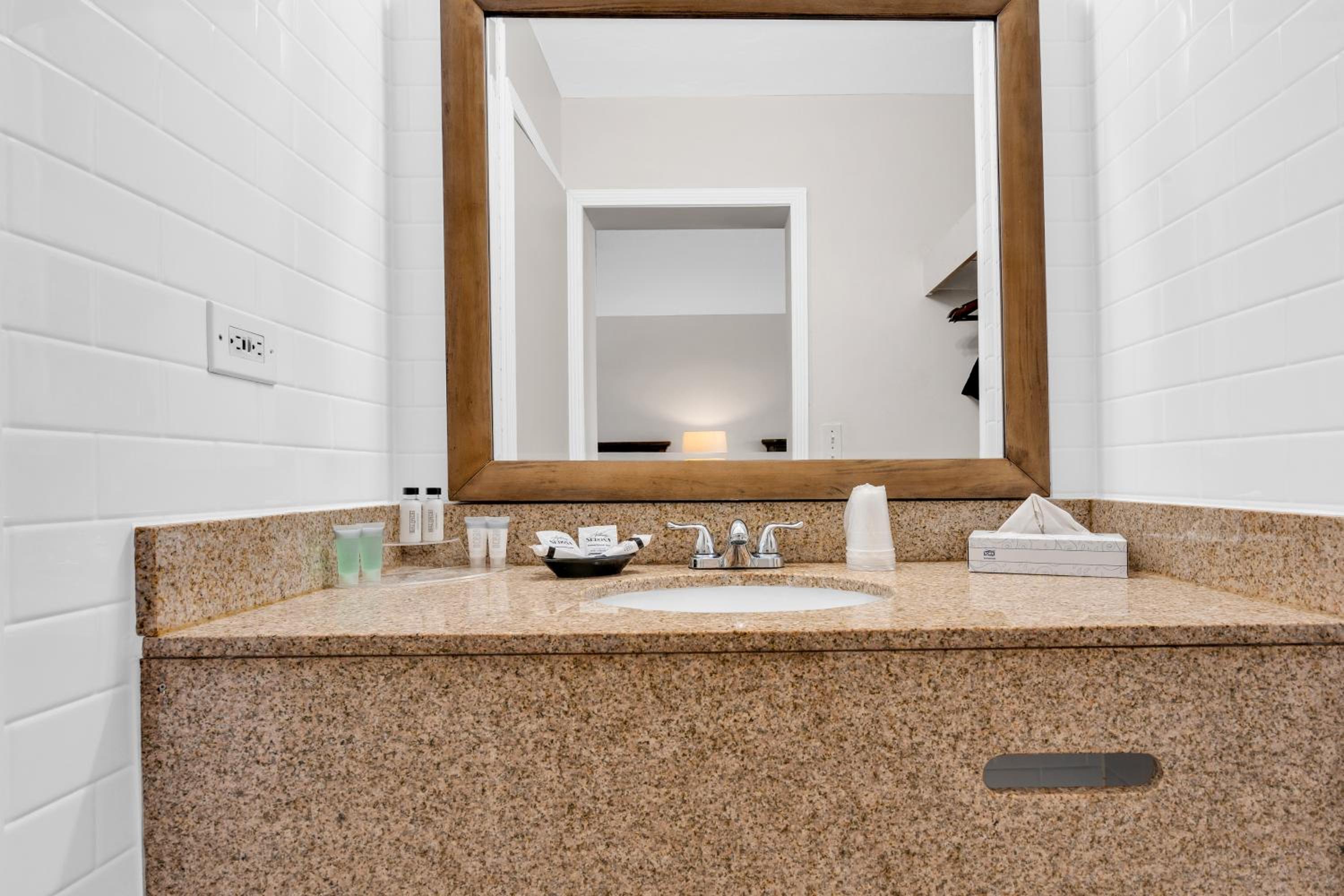 Queen Room with Canal View - Photo 6