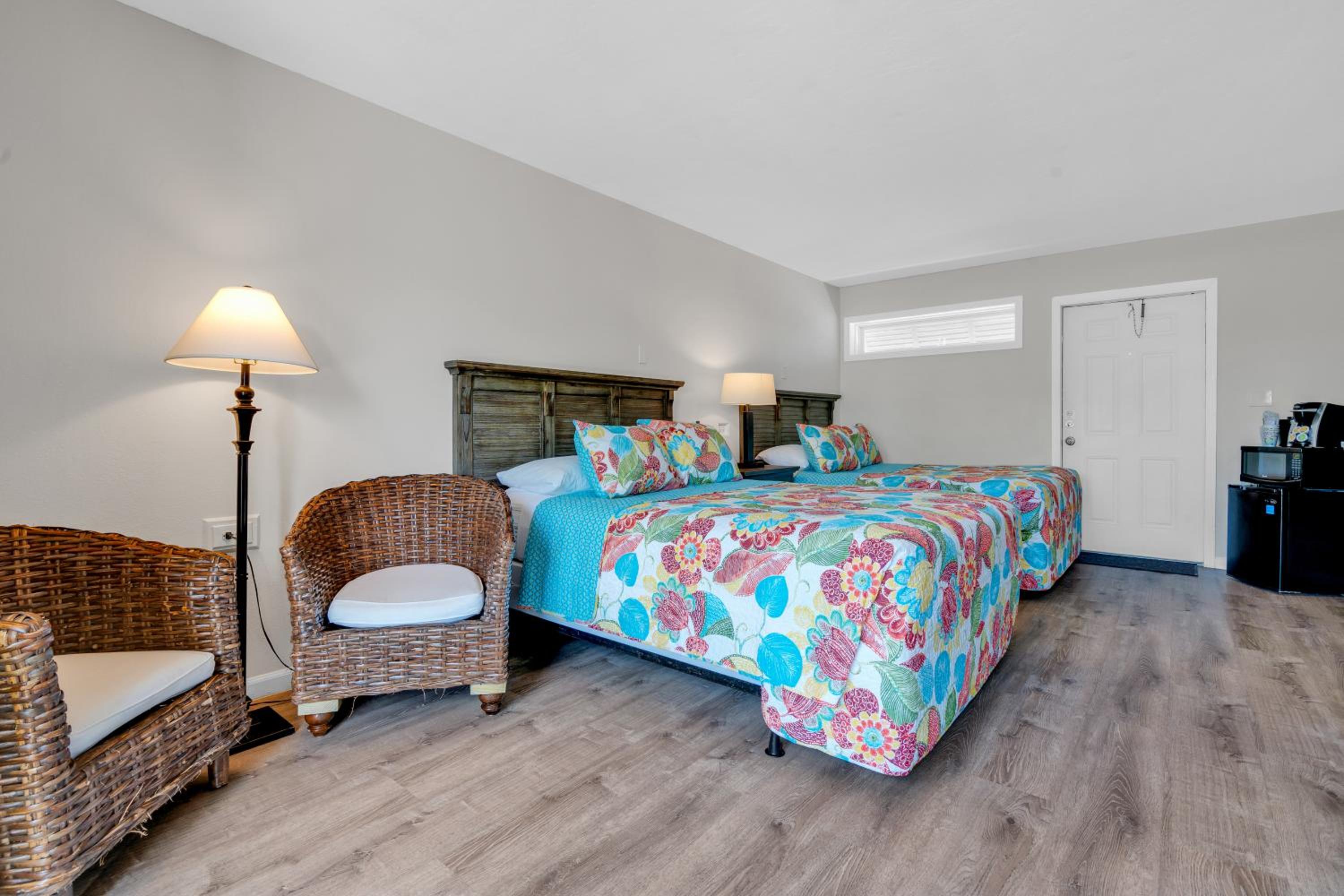 Queen Room with Canal View - Photo 9