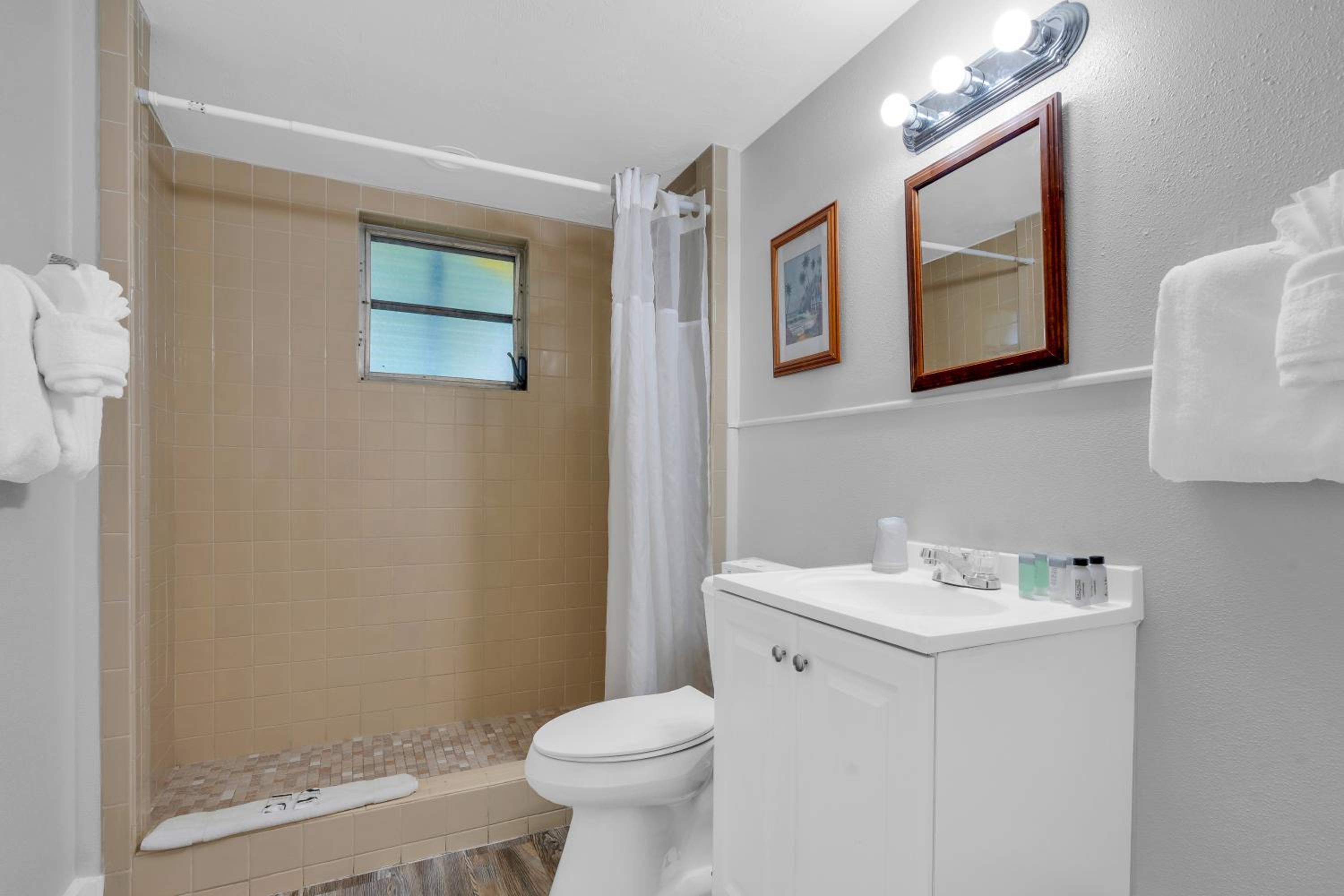 Standard King Room - Photo 3