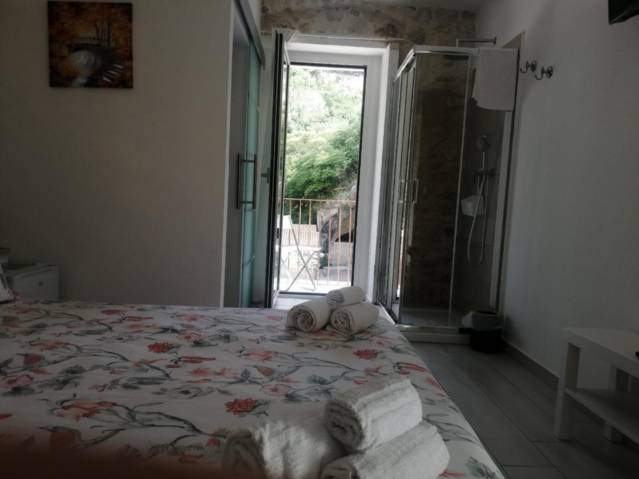 Double Room with Balcony - Photo 9