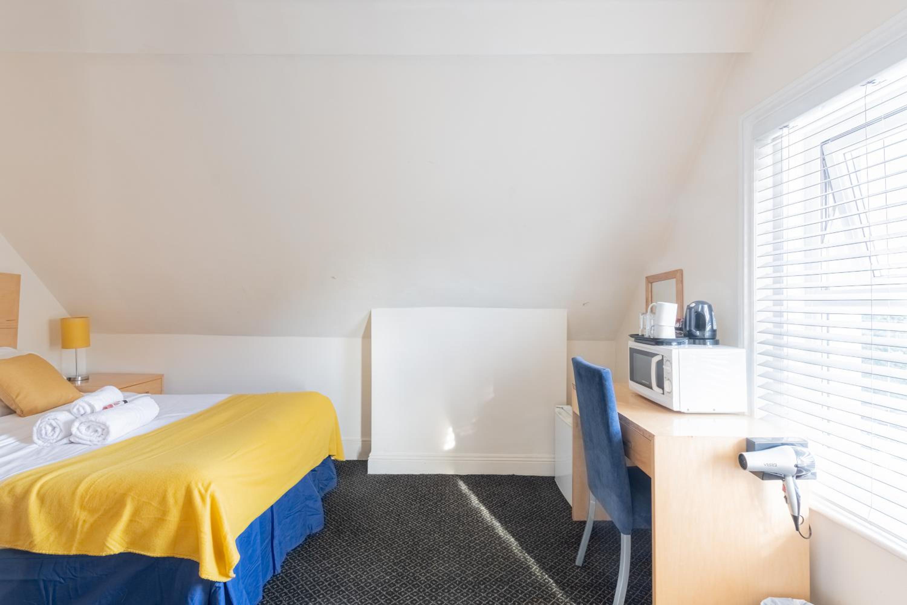 Standard Double Room - Photo 16