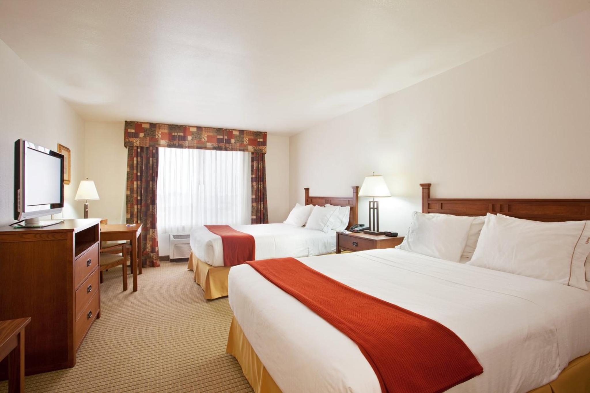 Standard Room with Two Queen Beds - Photo 3