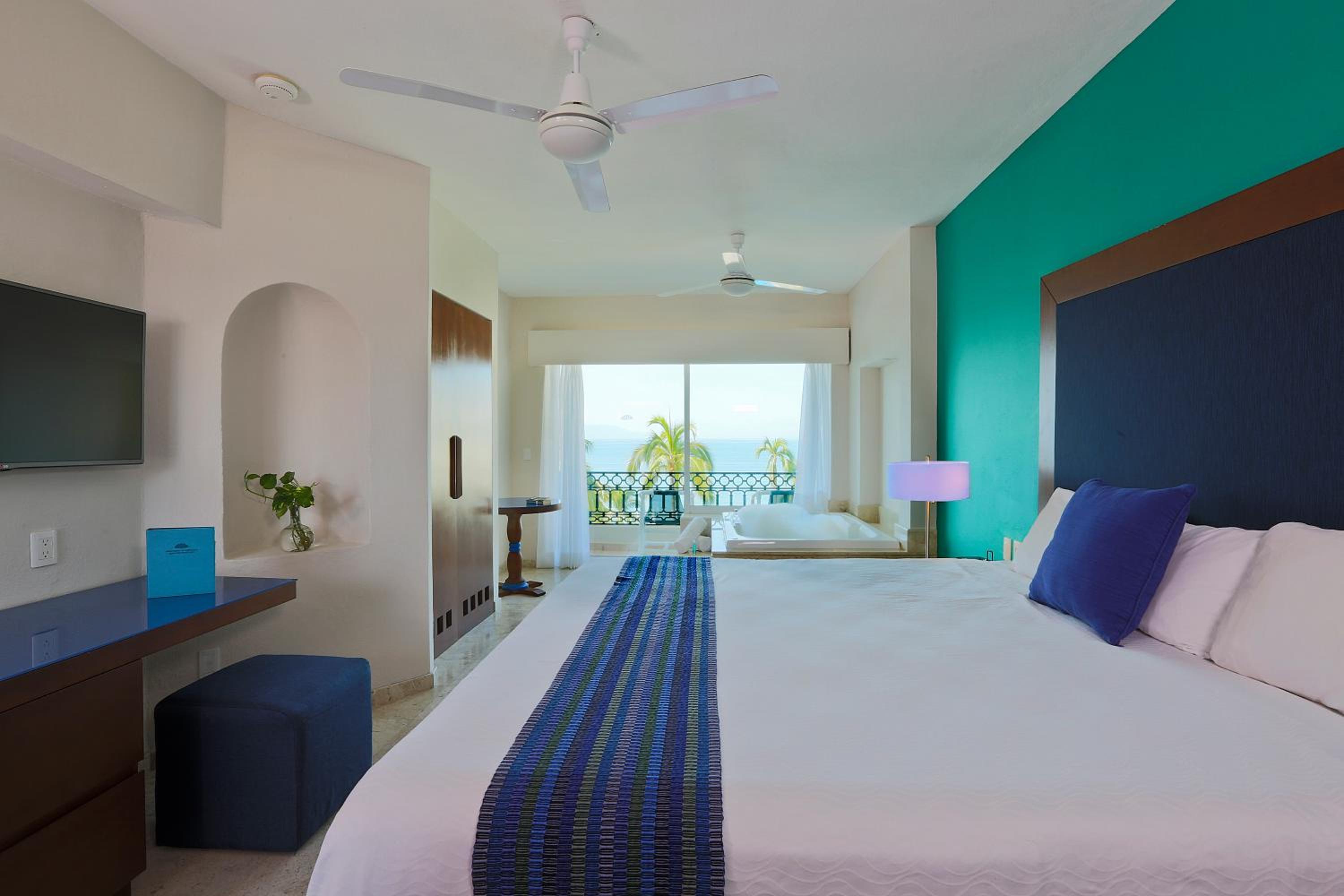 Suite with Hot Tub photo 2