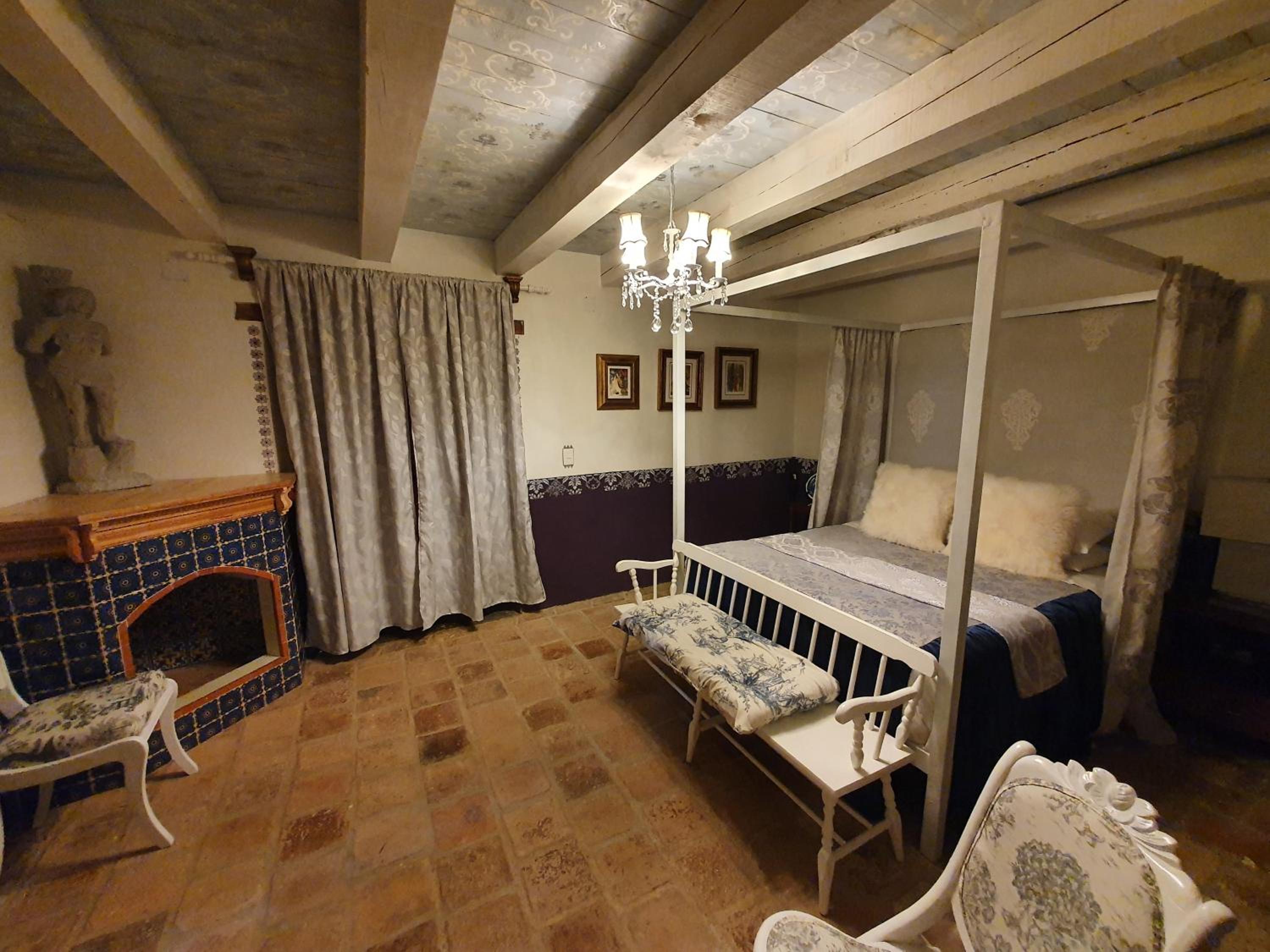 Deluxe Double Room with Balcony - Photo 9