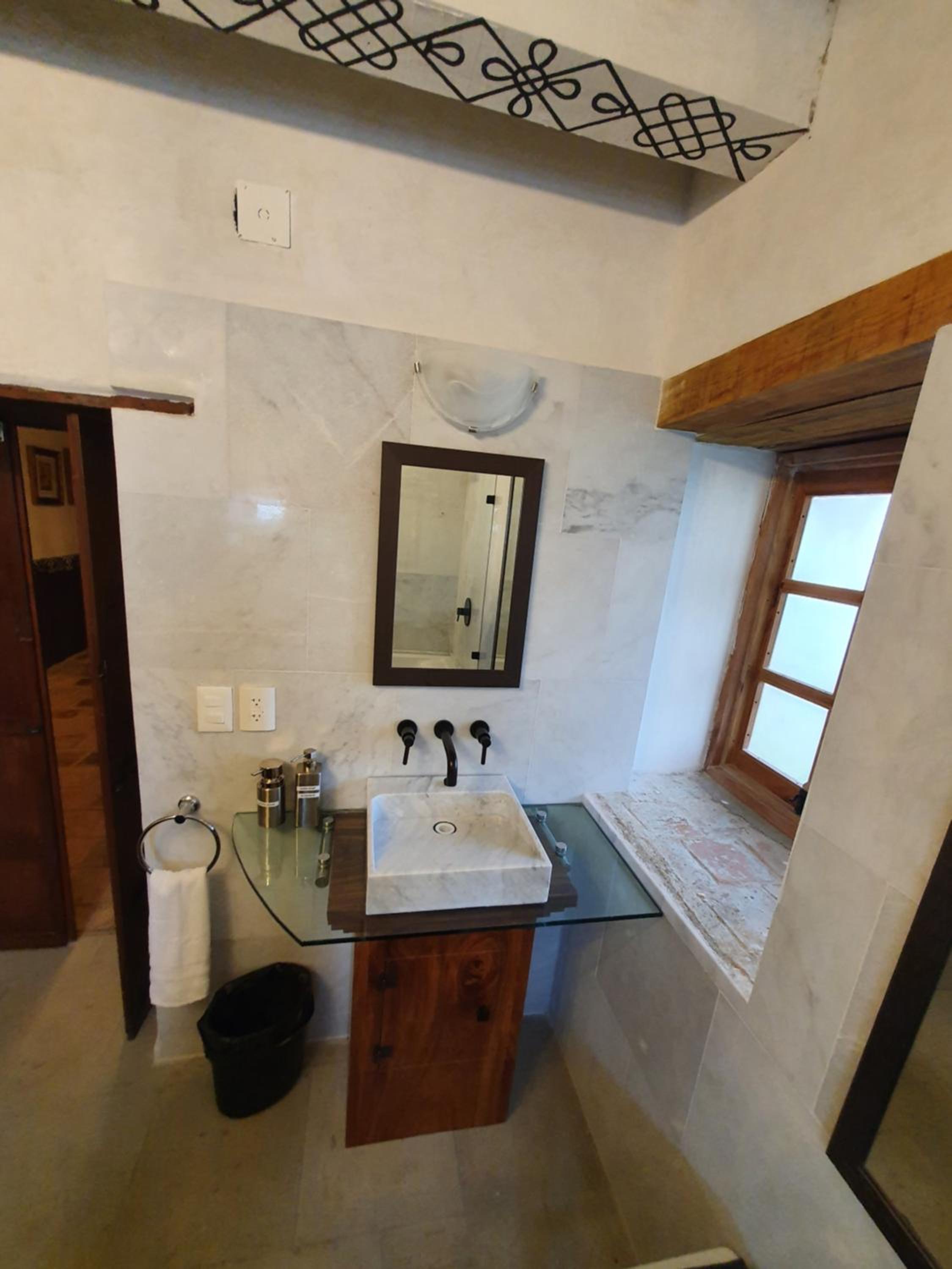 Deluxe Double Room with Balcony - Photo 8