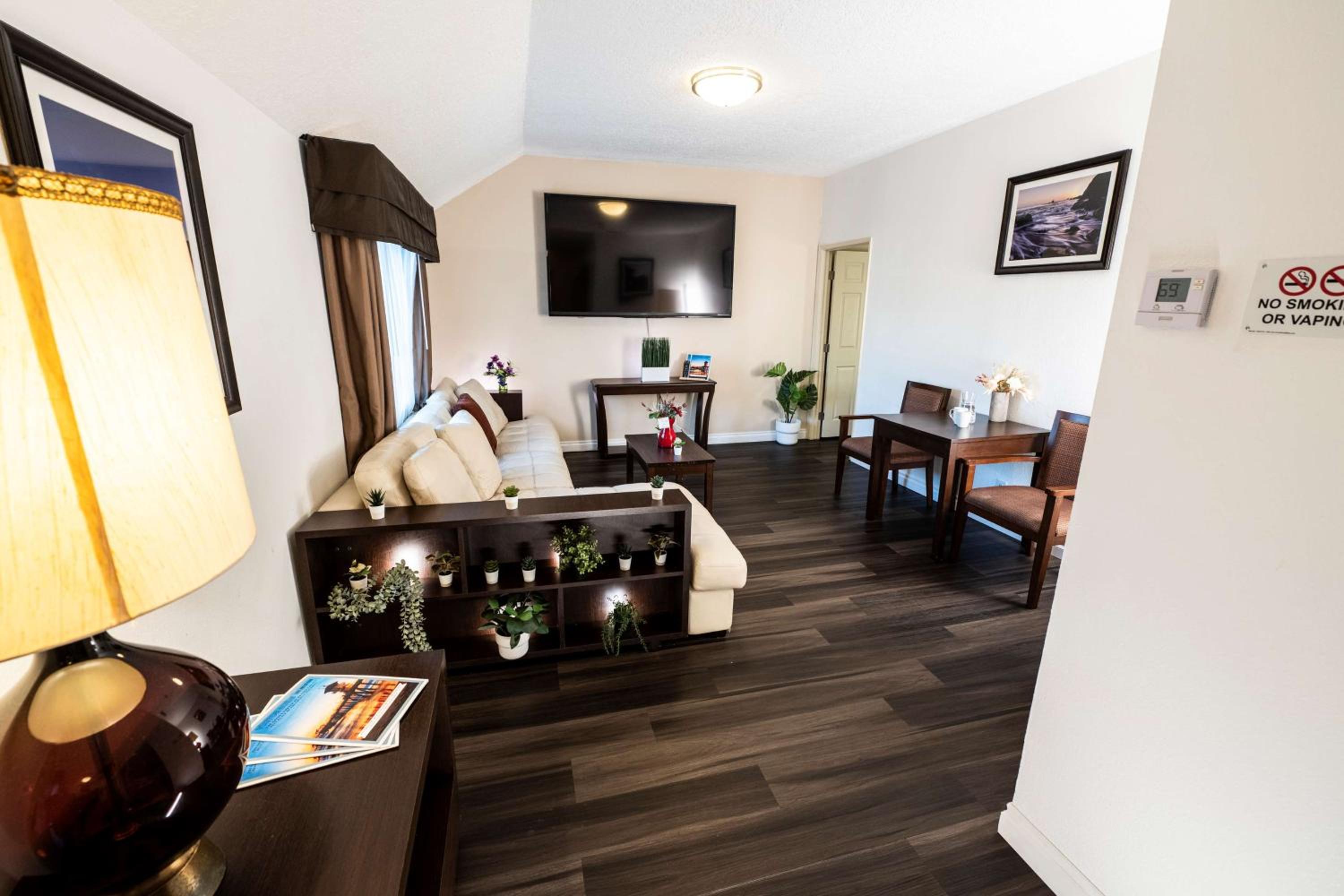 Executive King Suite - Non-Smoking - Photo 2