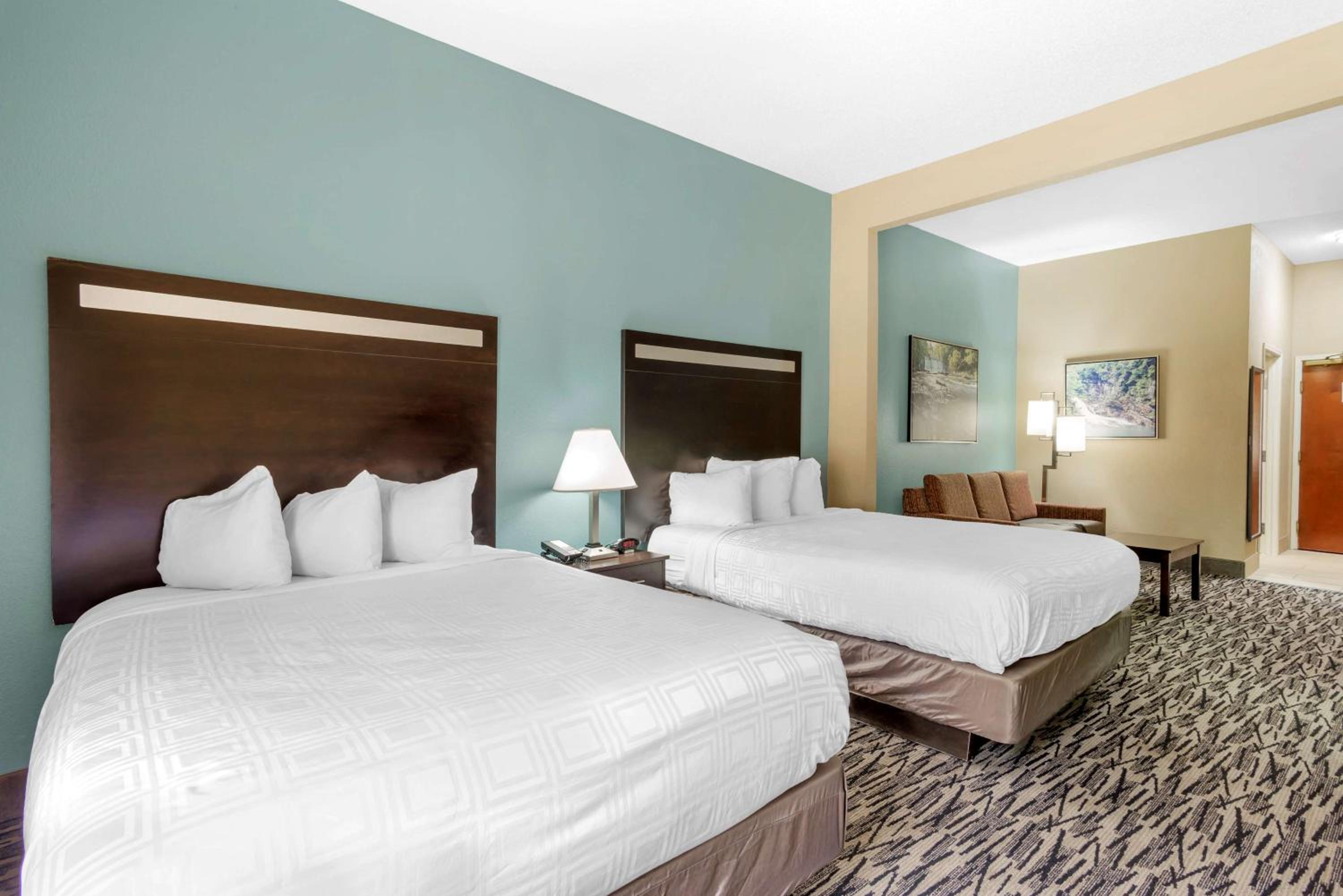 Queen Room with Two Queen Beds and Sofa photo 3