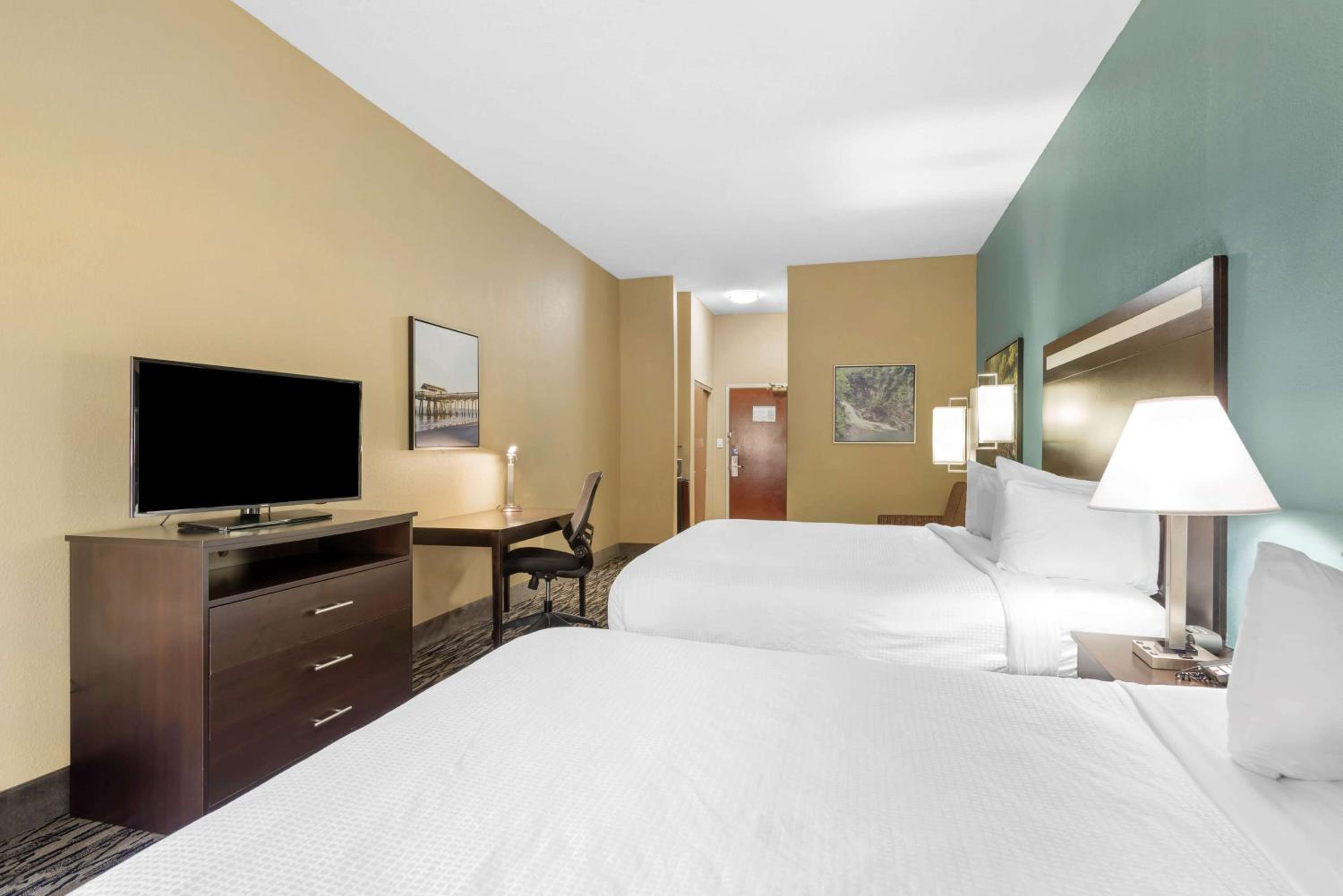 Queen Room with Two Queen Beds and Sofa photo 1