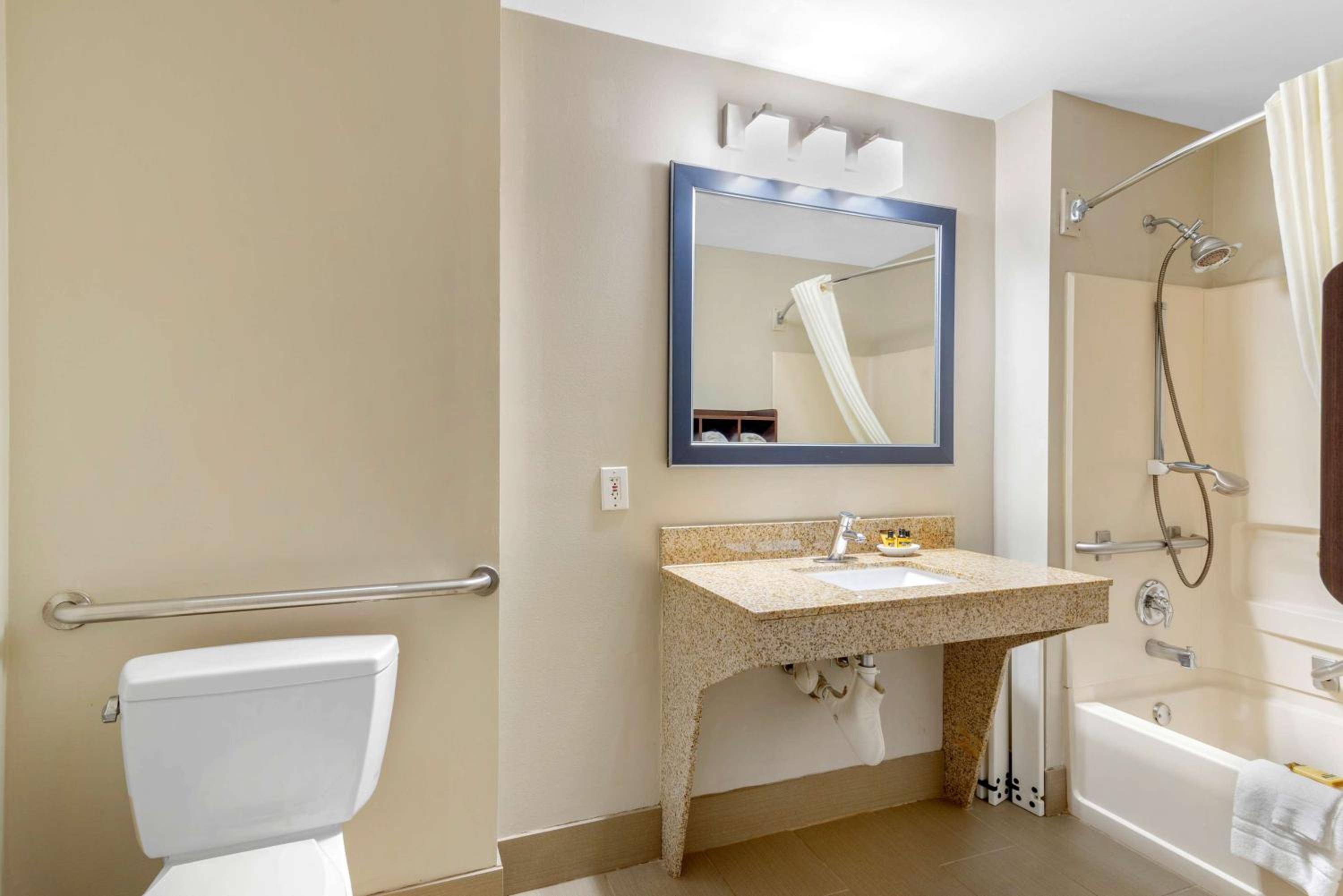 King Suite With Bath Tub - Mobility Accessible