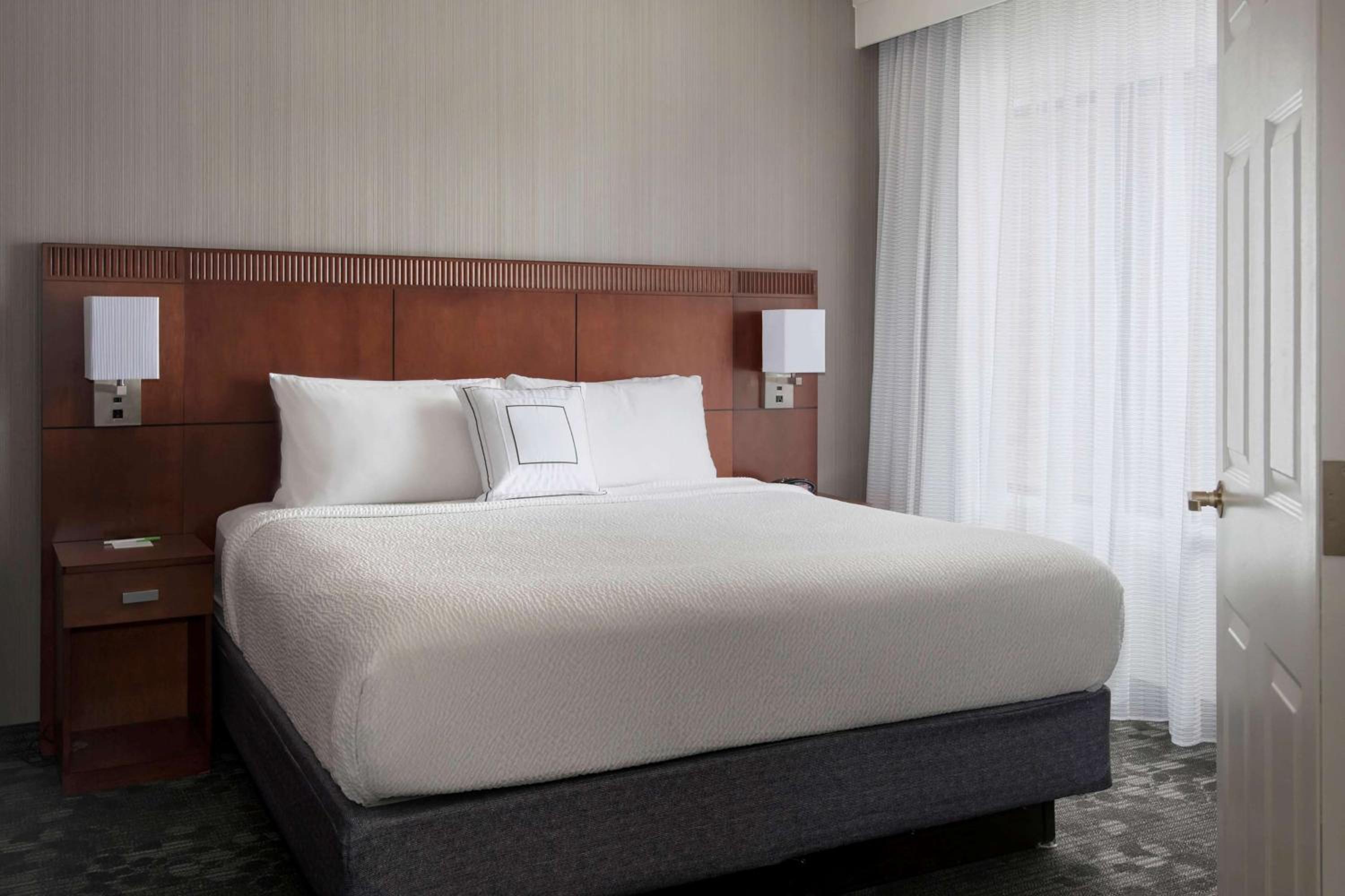 One-Bedroom King Suite with Balcony - Photo 1