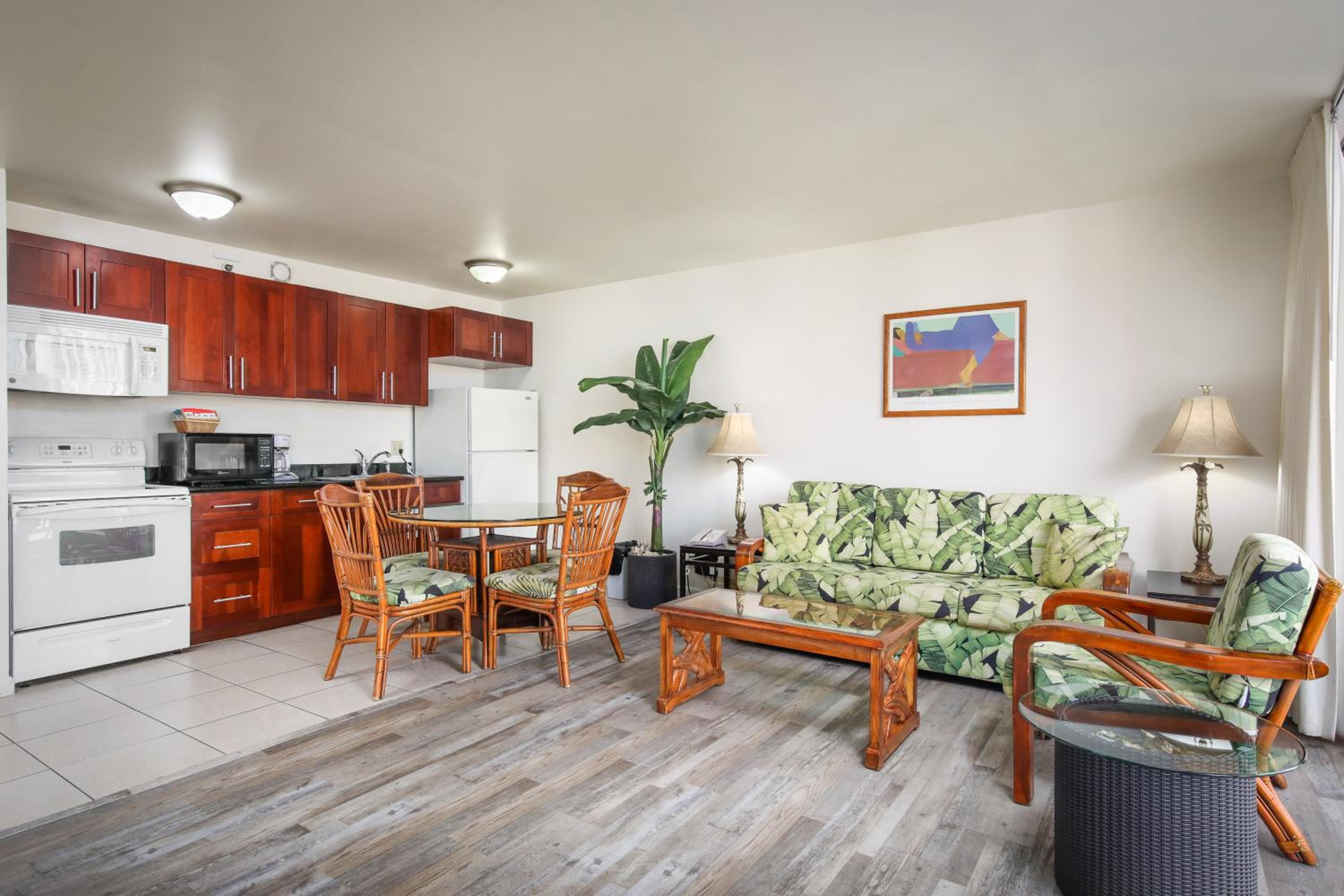 One-Bedroom Suite - Photo 9