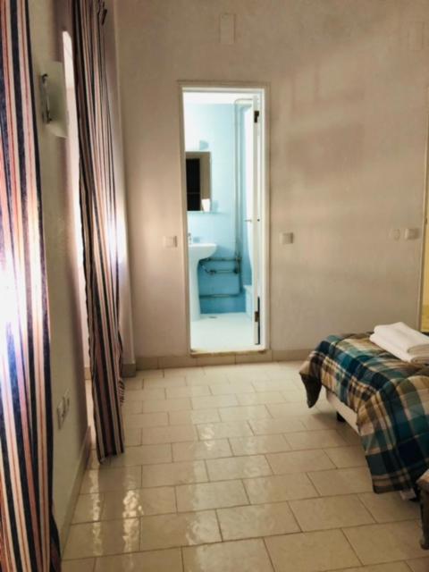Twin Room with Private Bathroom - Photo 6