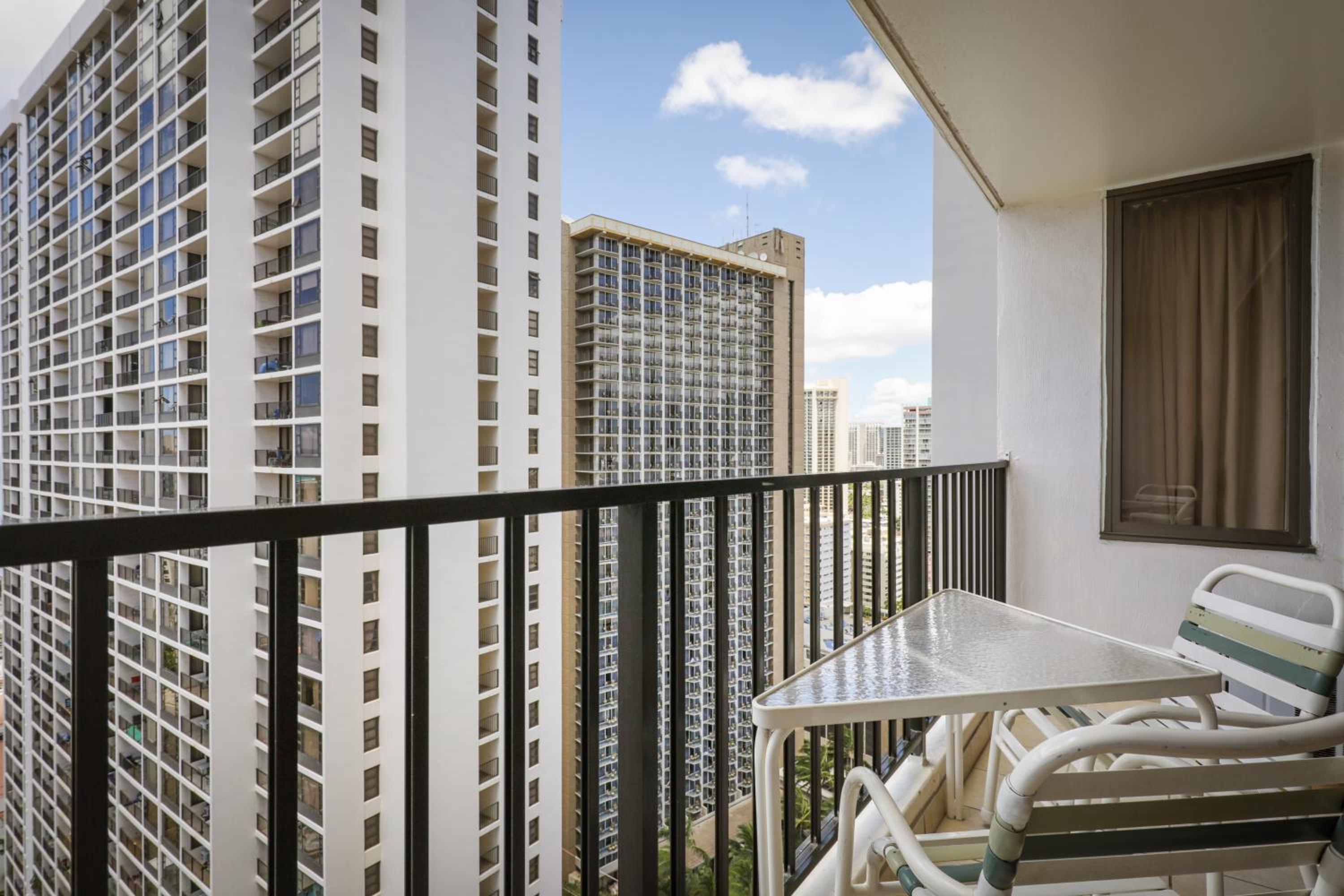 One-Bedroom Suite with City View - Photo 6