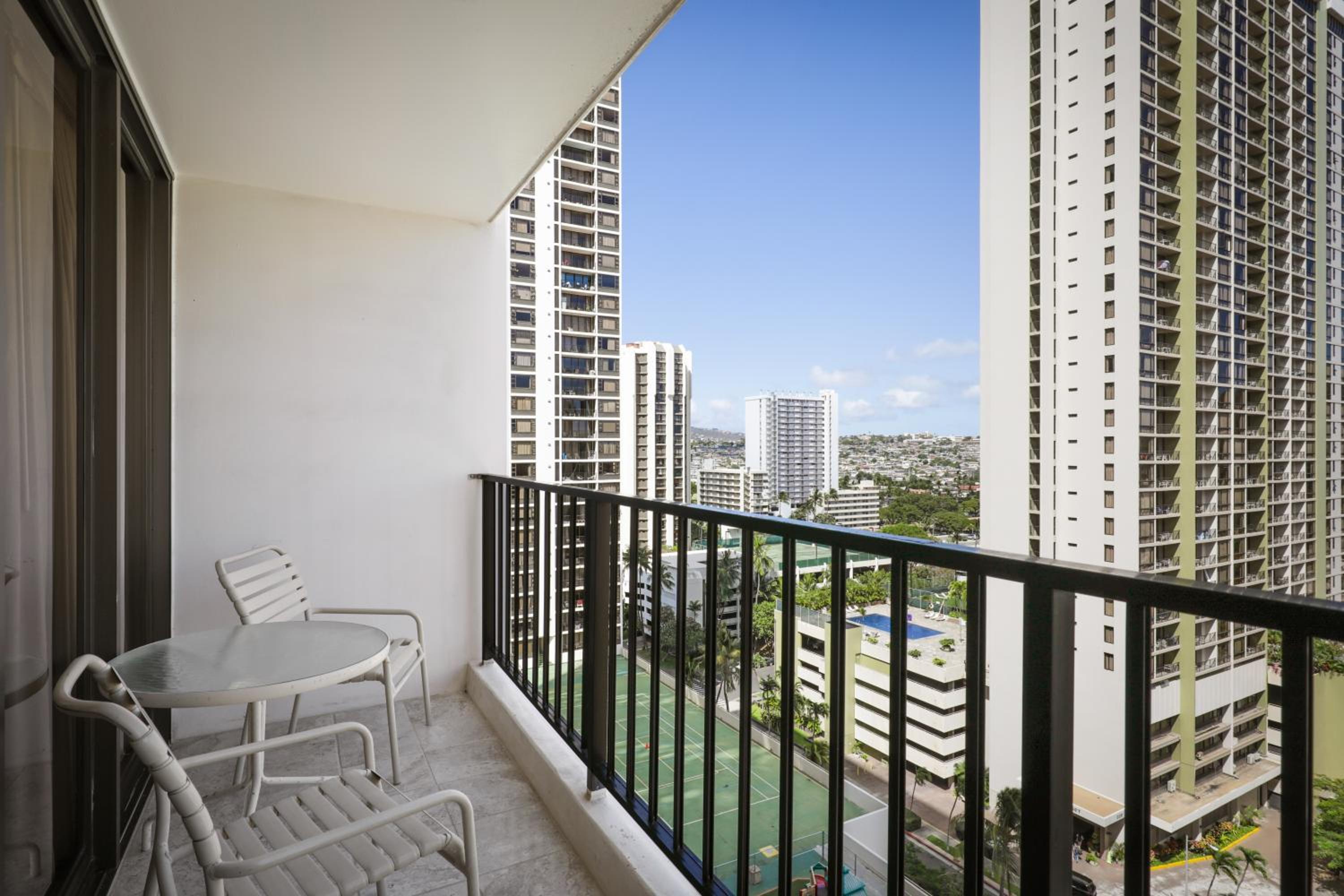 One-Bedroom Suite with City View - Photo 8