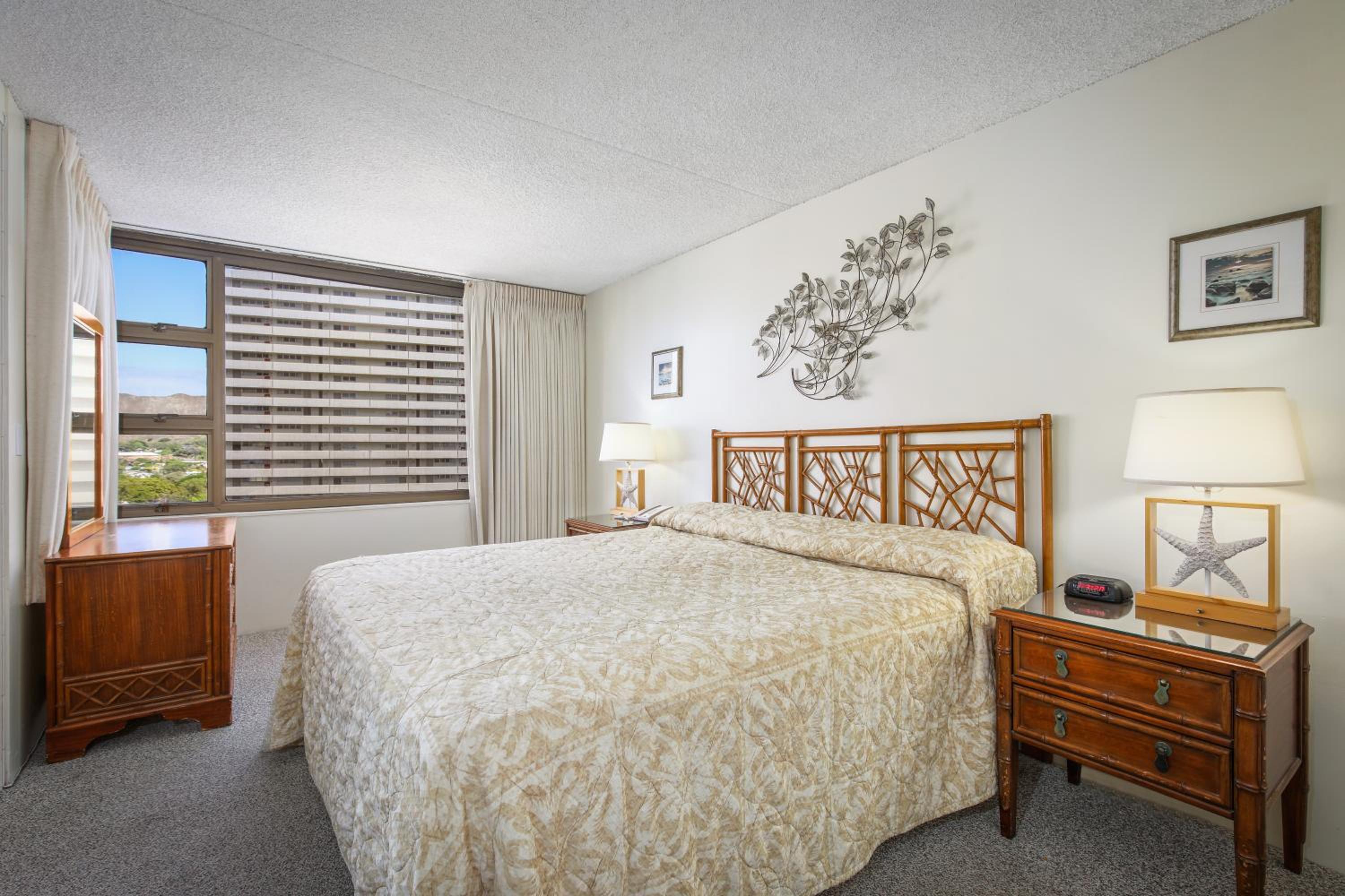 One-Bedroom Suite with City View - Photo 11