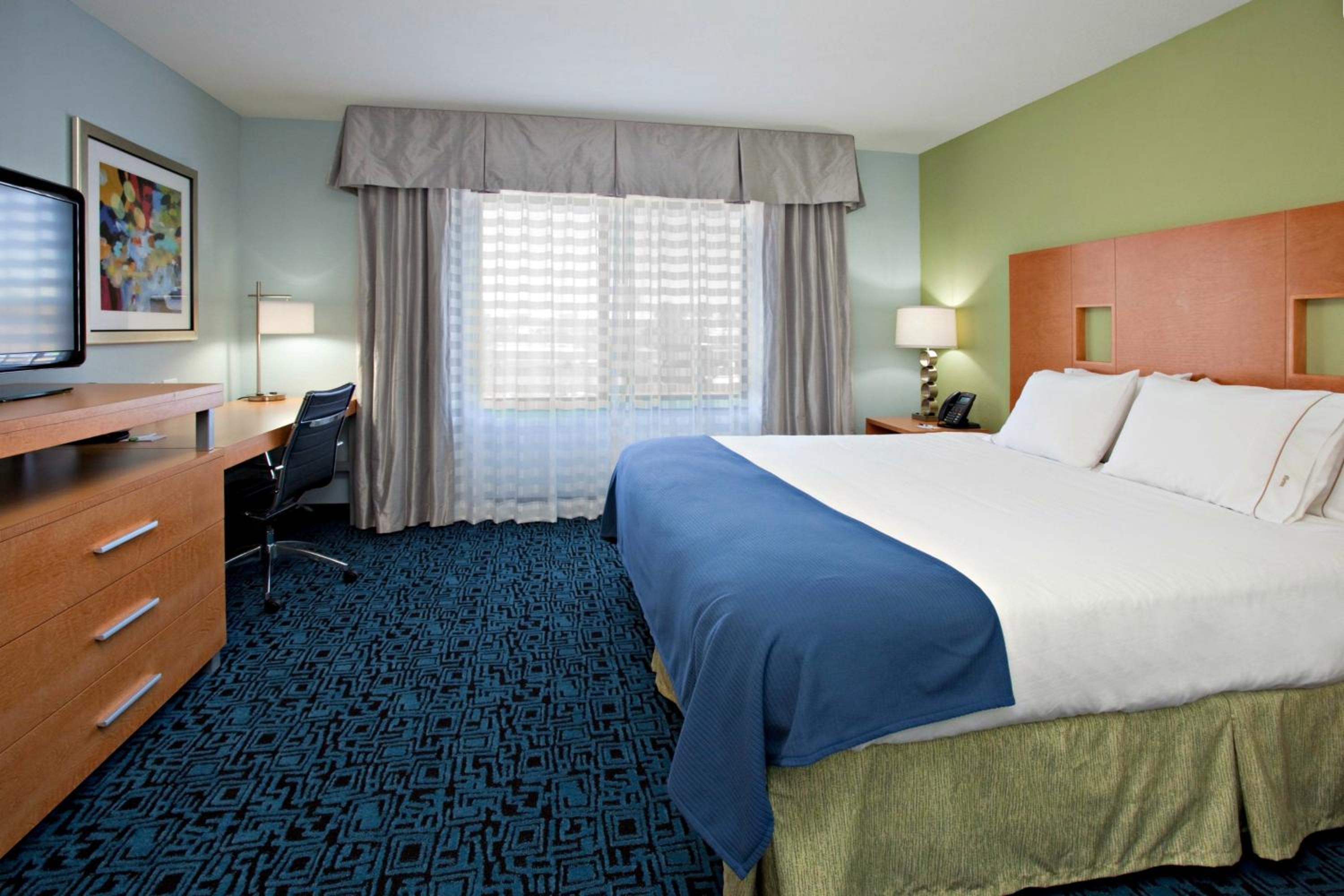 Standard King Room with Sofa Bed and Walk In Shower - Photo 3