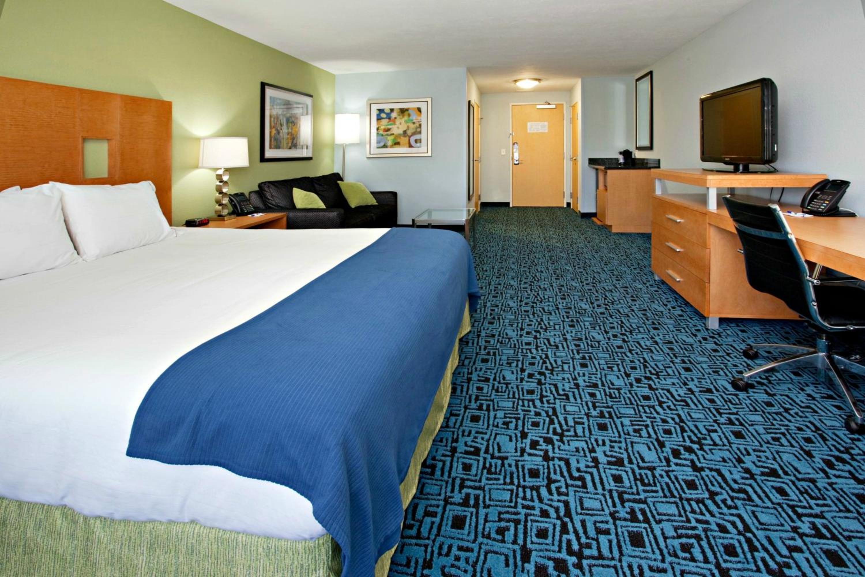 Standard King Room with Sofa Bed and Walk In Shower - Photo 1