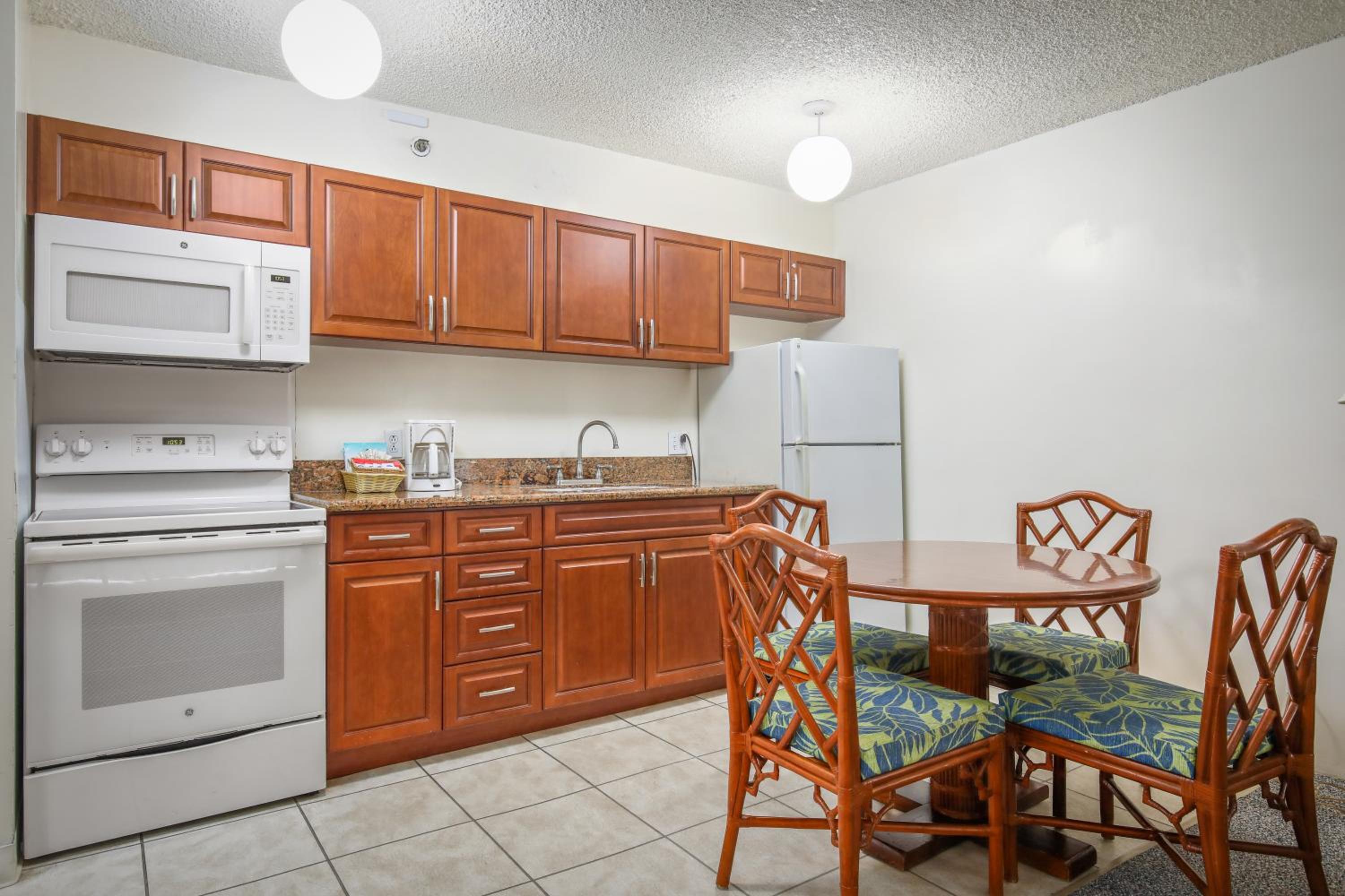 One-Bedroom Suite with Mountain View - Photo 7