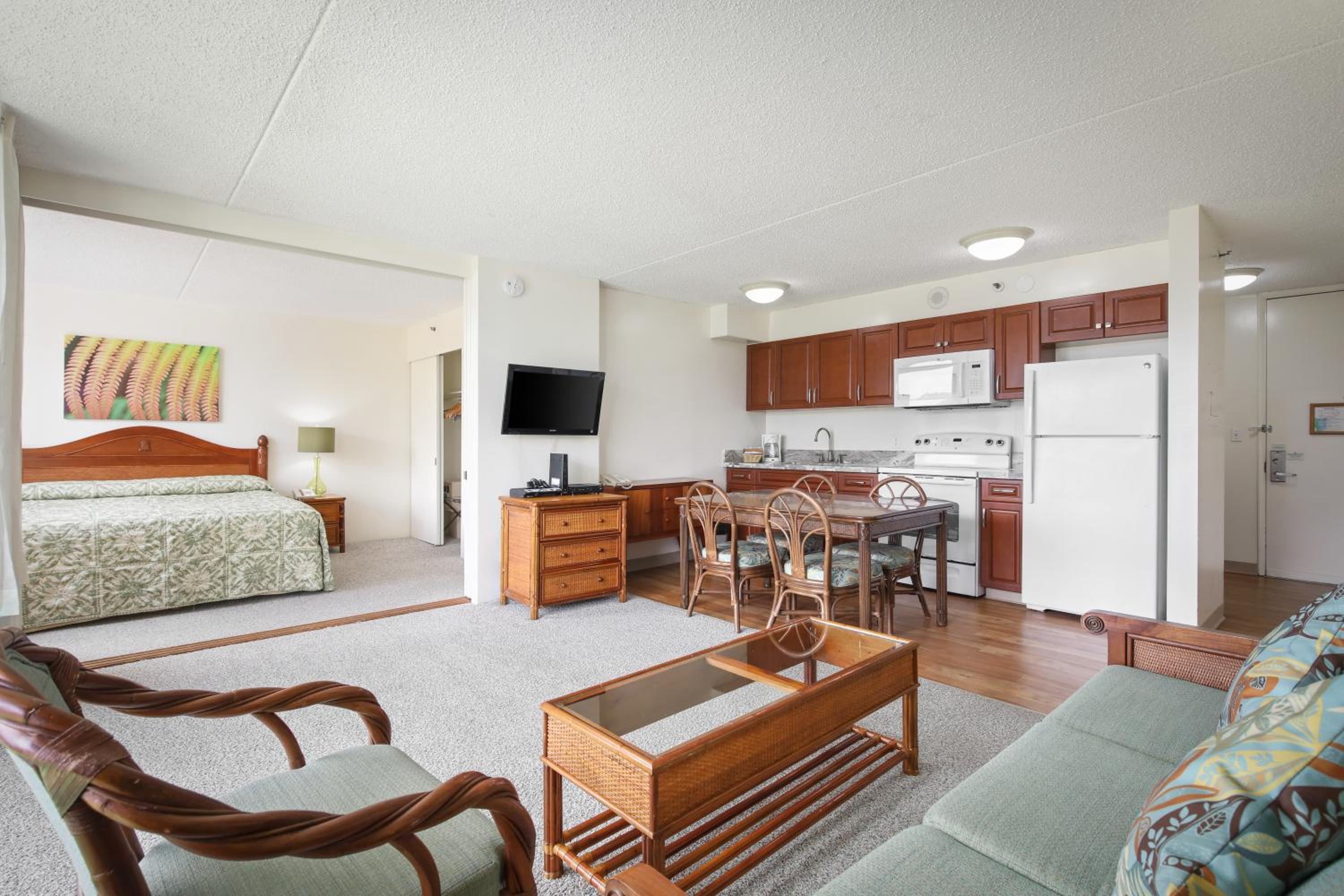 One-Bedroom Suite with Mountain View - Photo 2