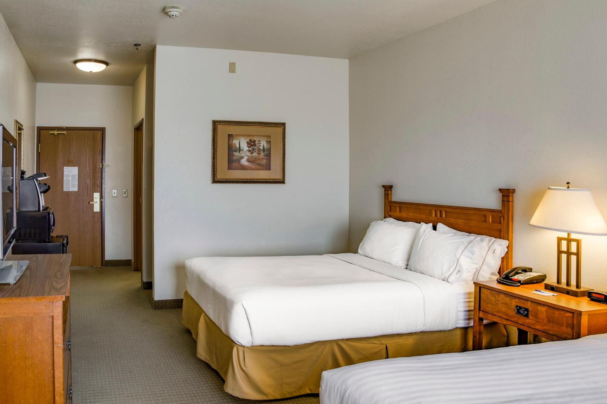 Standard Room with Two Queen Beds - Photo 2