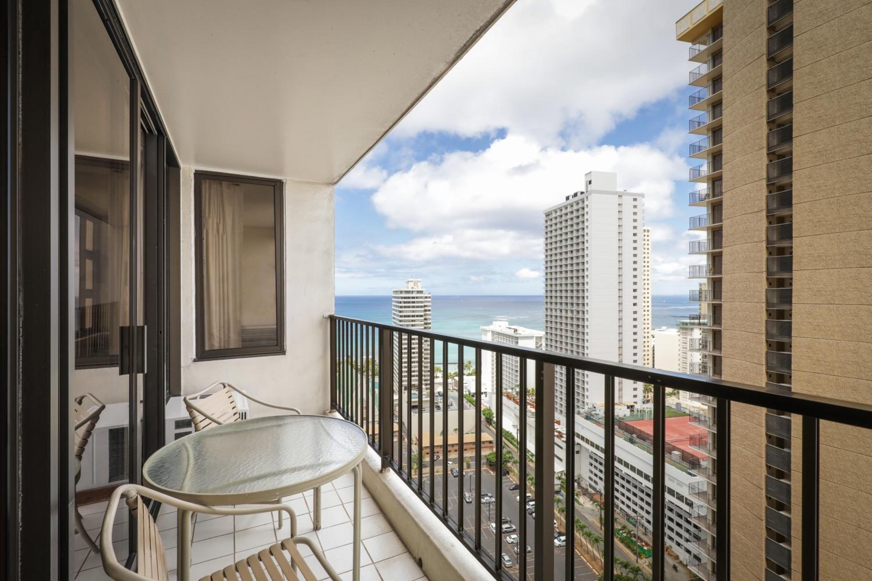 One-Bedroom Suite with Partial Ocean View - Photo 4