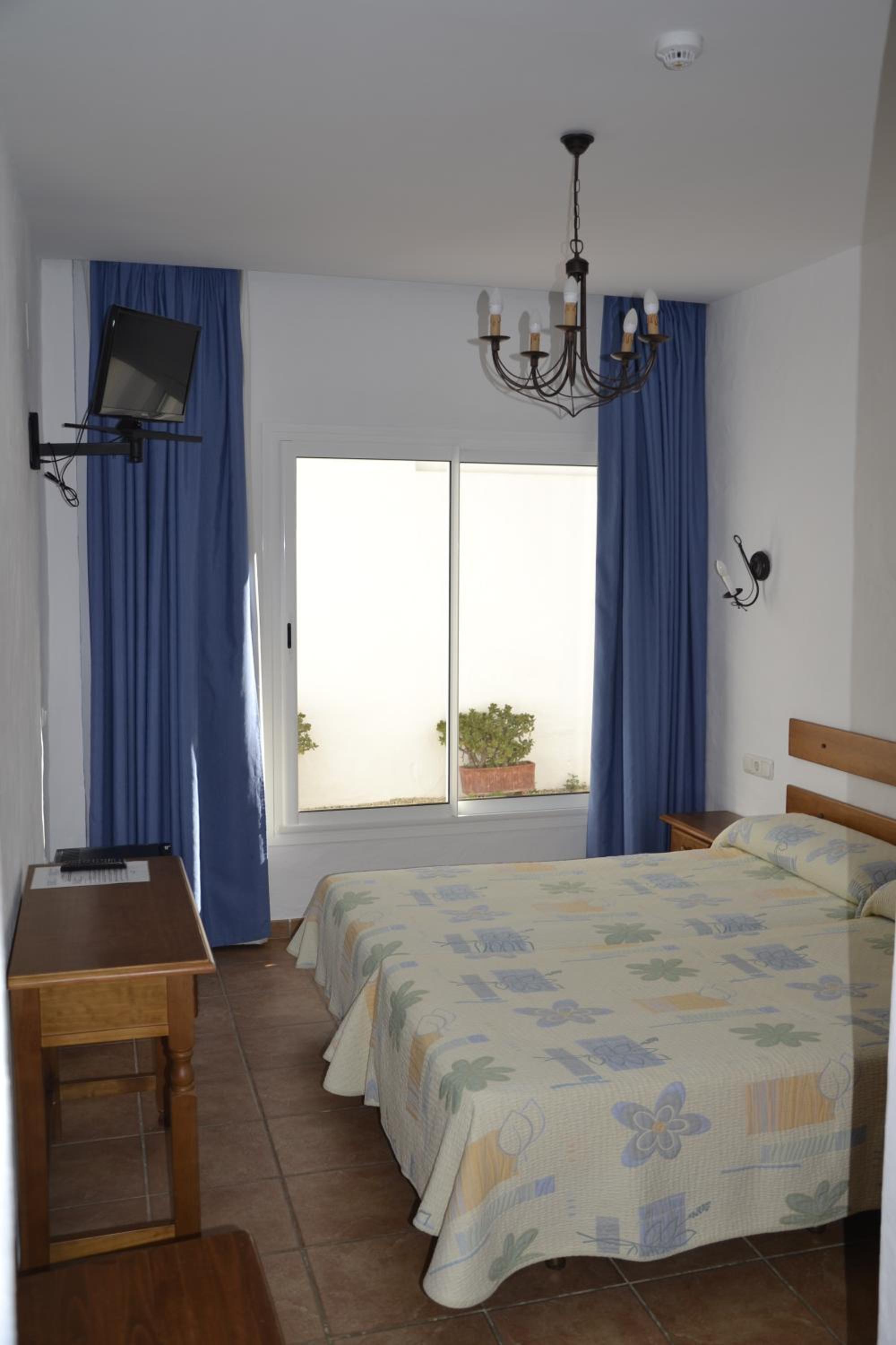 Economy Twin Room - Photo 1