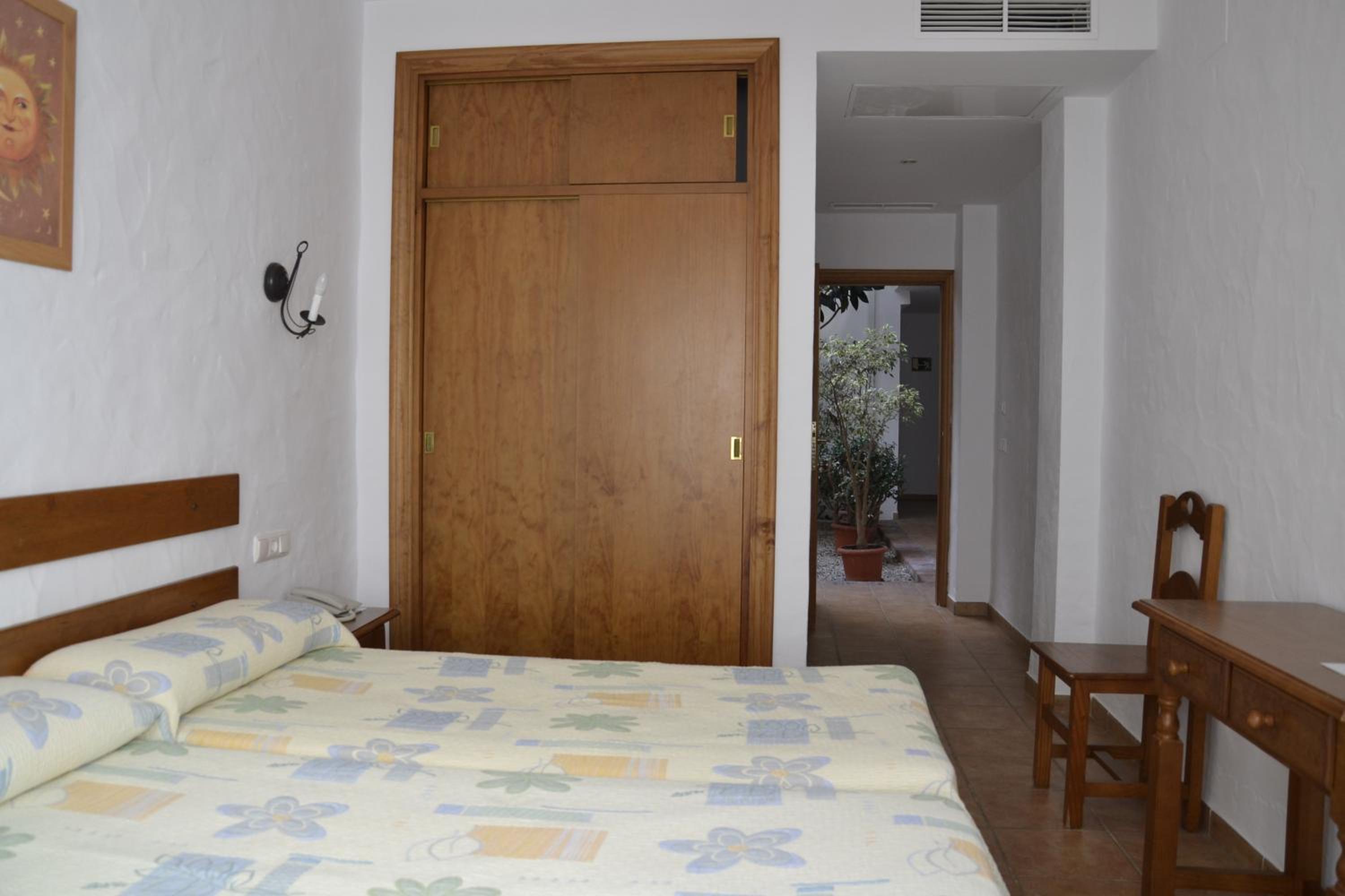 Twin Room with Courtyard - Photo 14