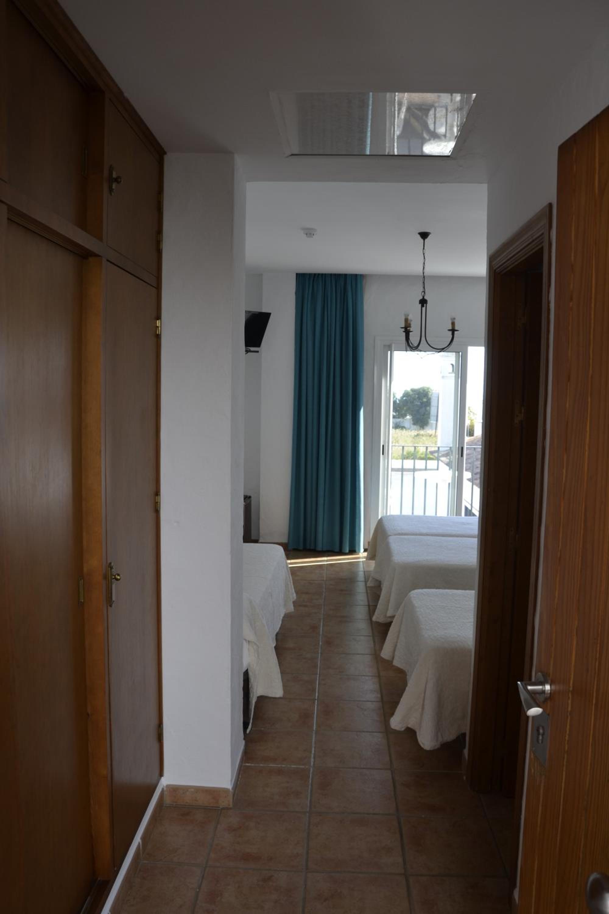Family Room (3 Adults + 1 Child) - Photo 10