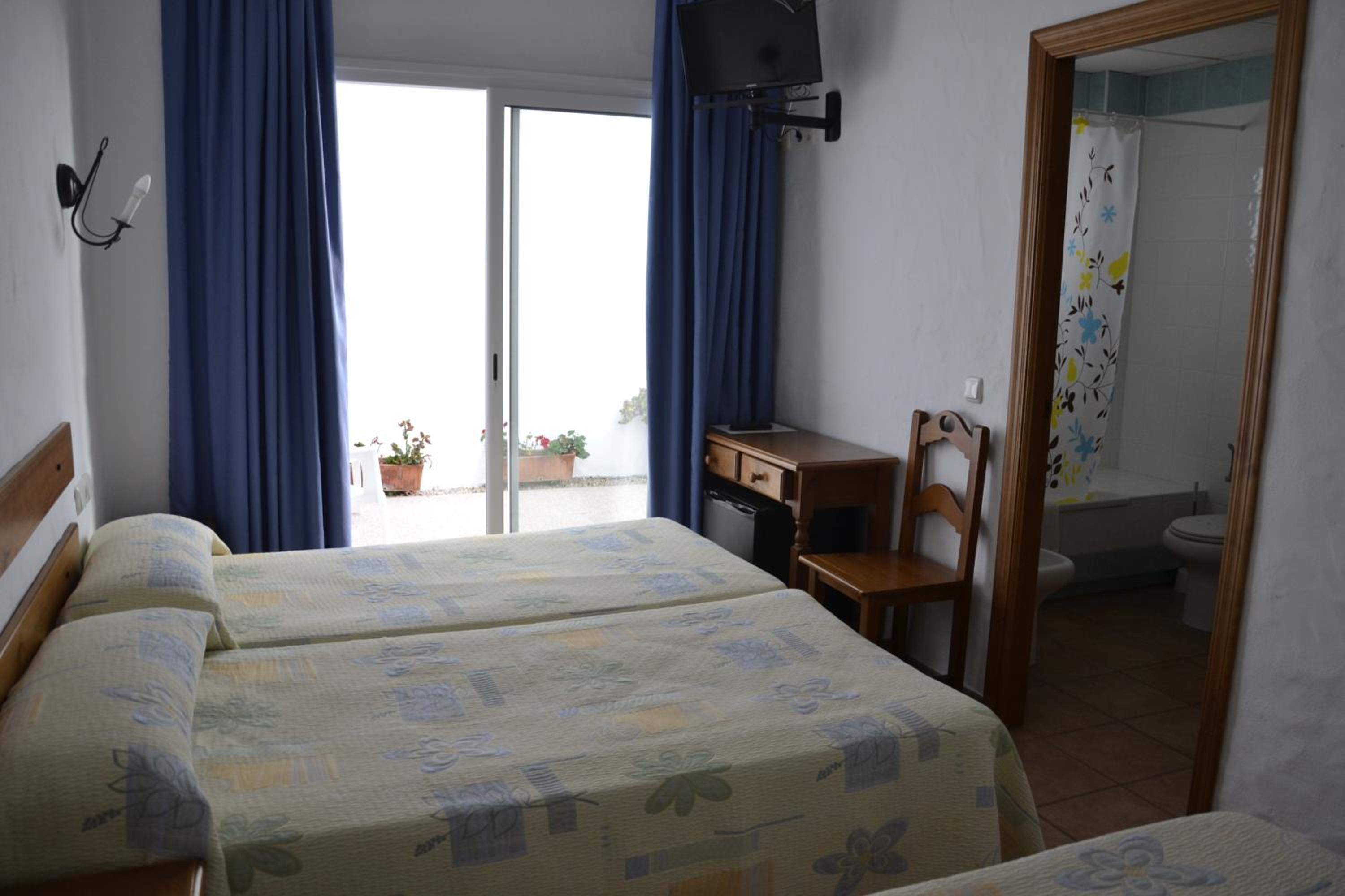Twin Room with Courtyard - Photo 10
