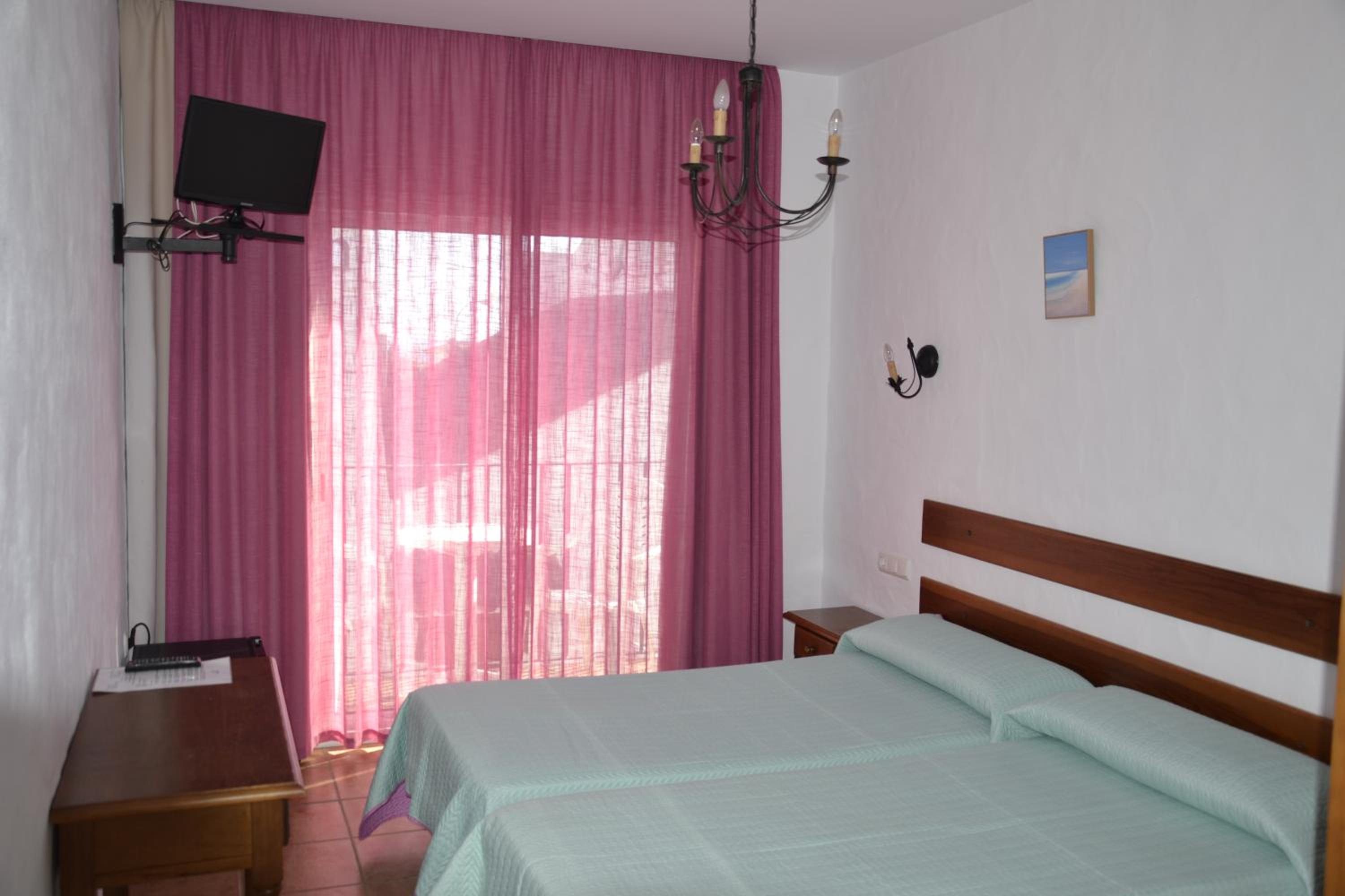 Standard Twin Room - Photo 7