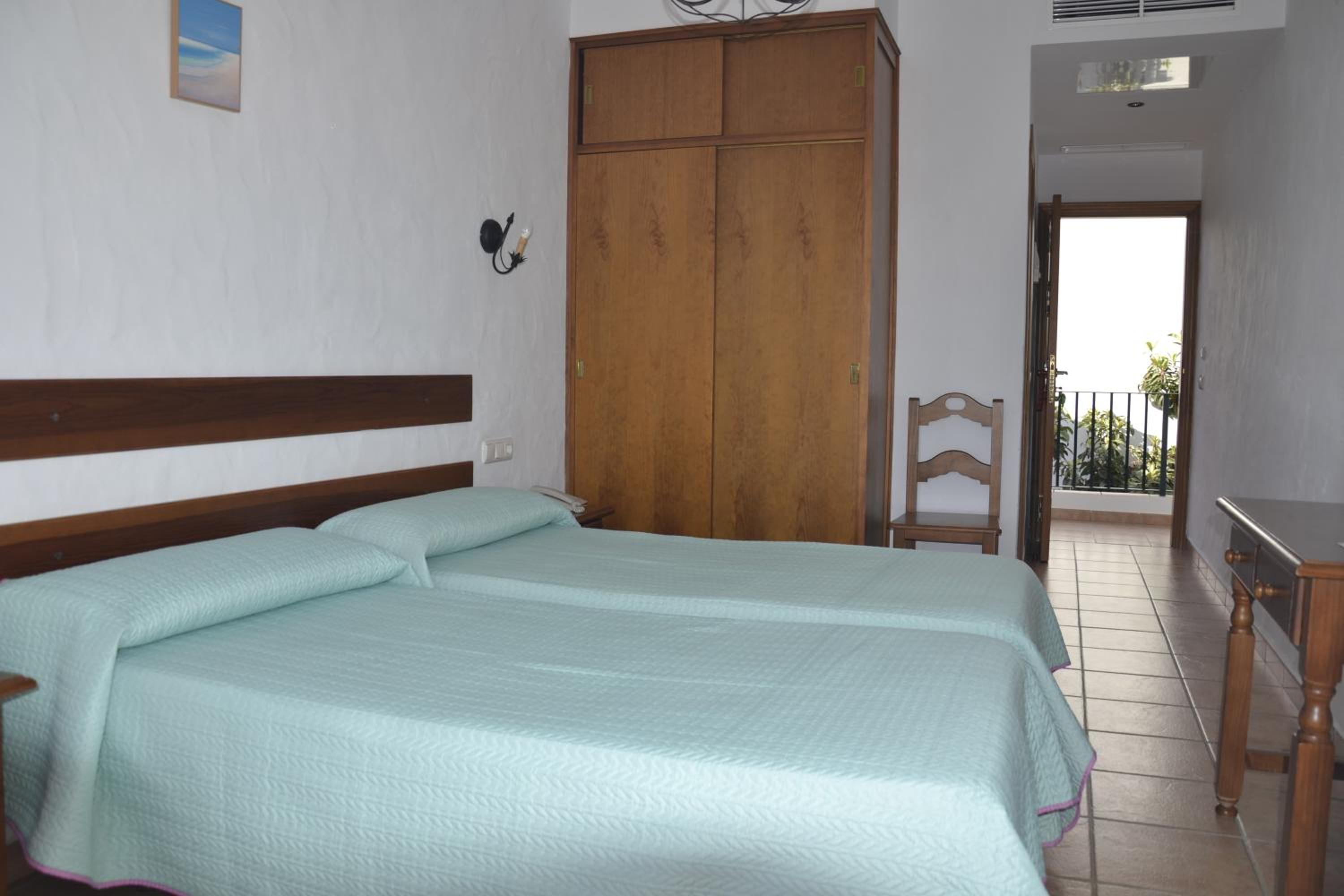 Standard Twin Room - Photo 8