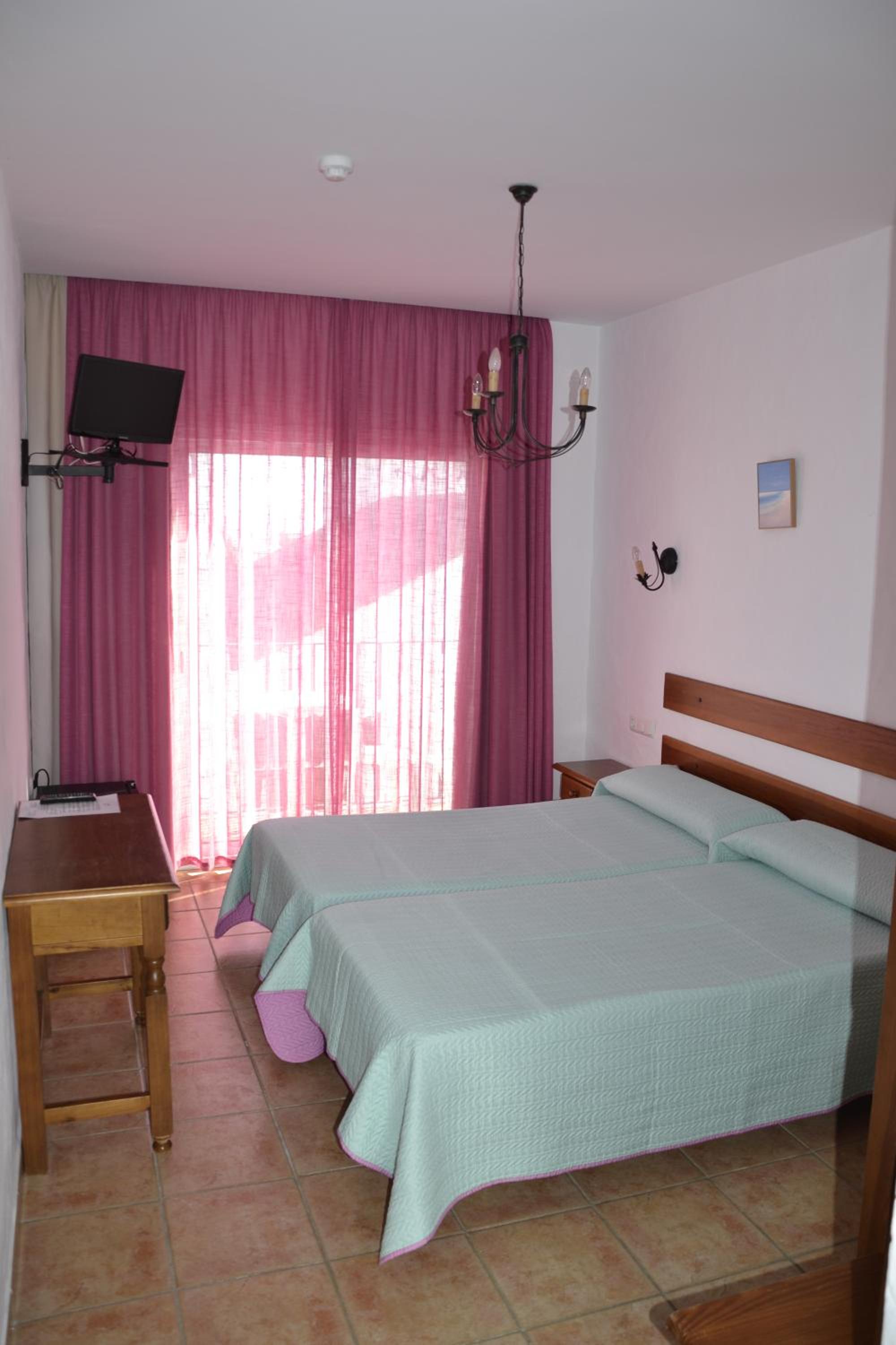 Standard Twin Room - Photo 14