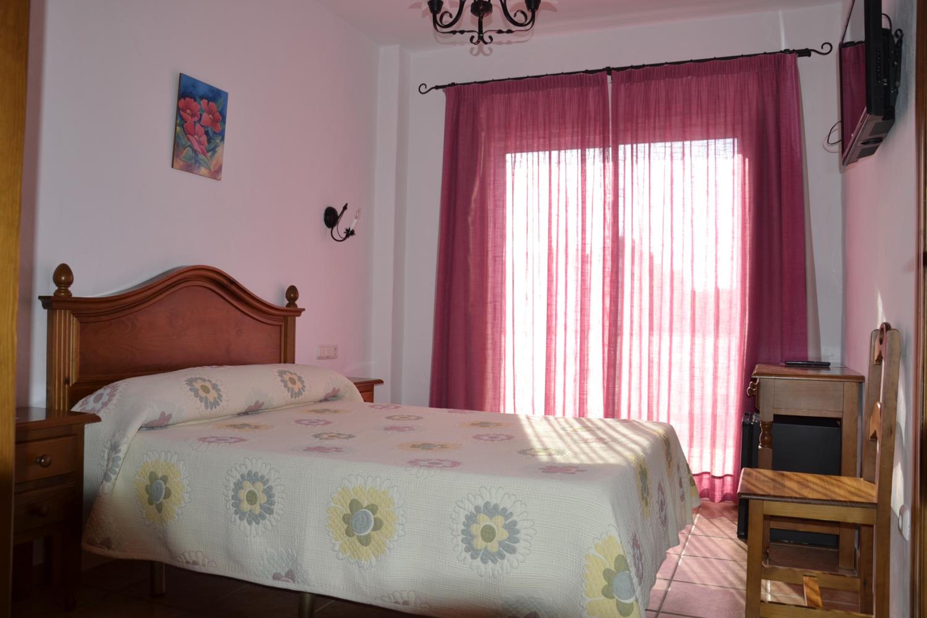 Standard Double Room - Photo 13