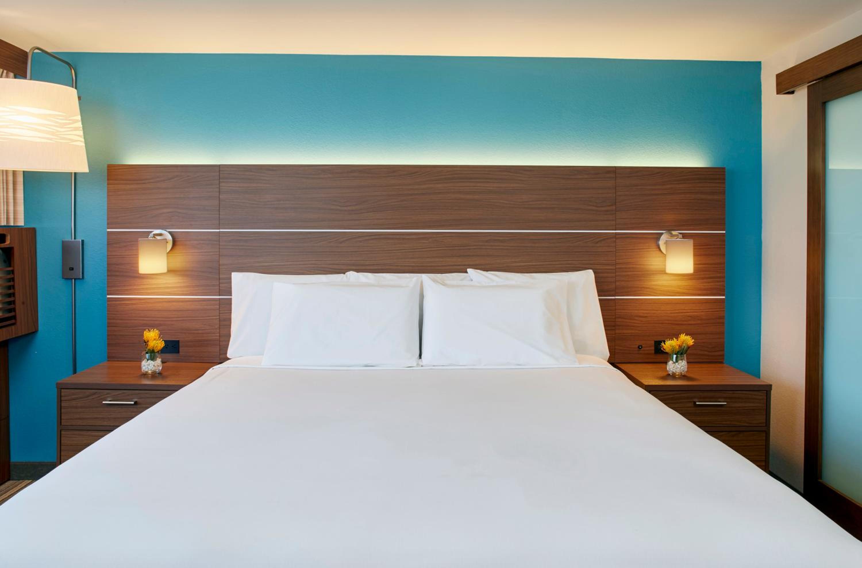 Deluxe King Room with City View - Photo 1