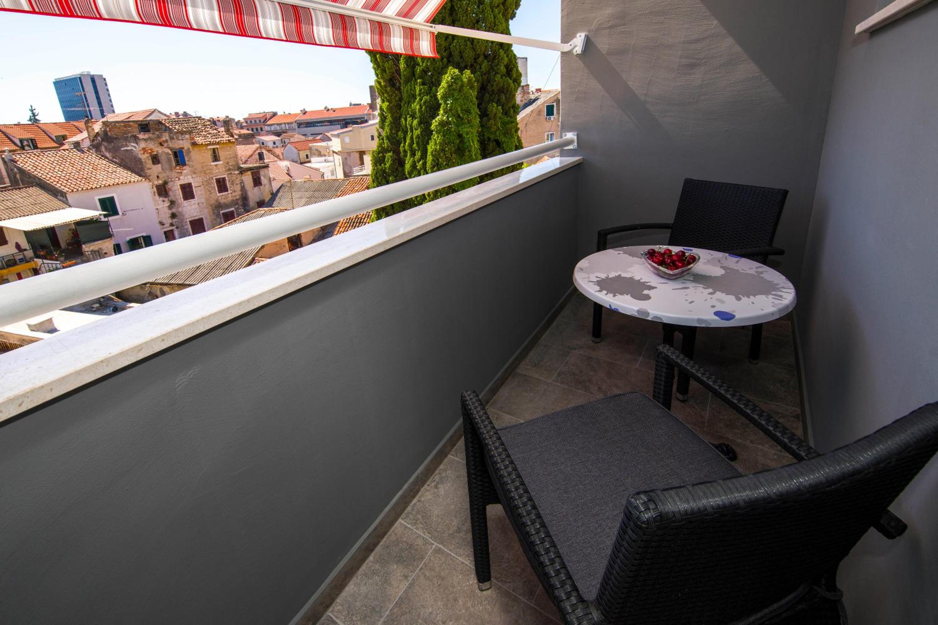 Studio with Balcony - Photo 11