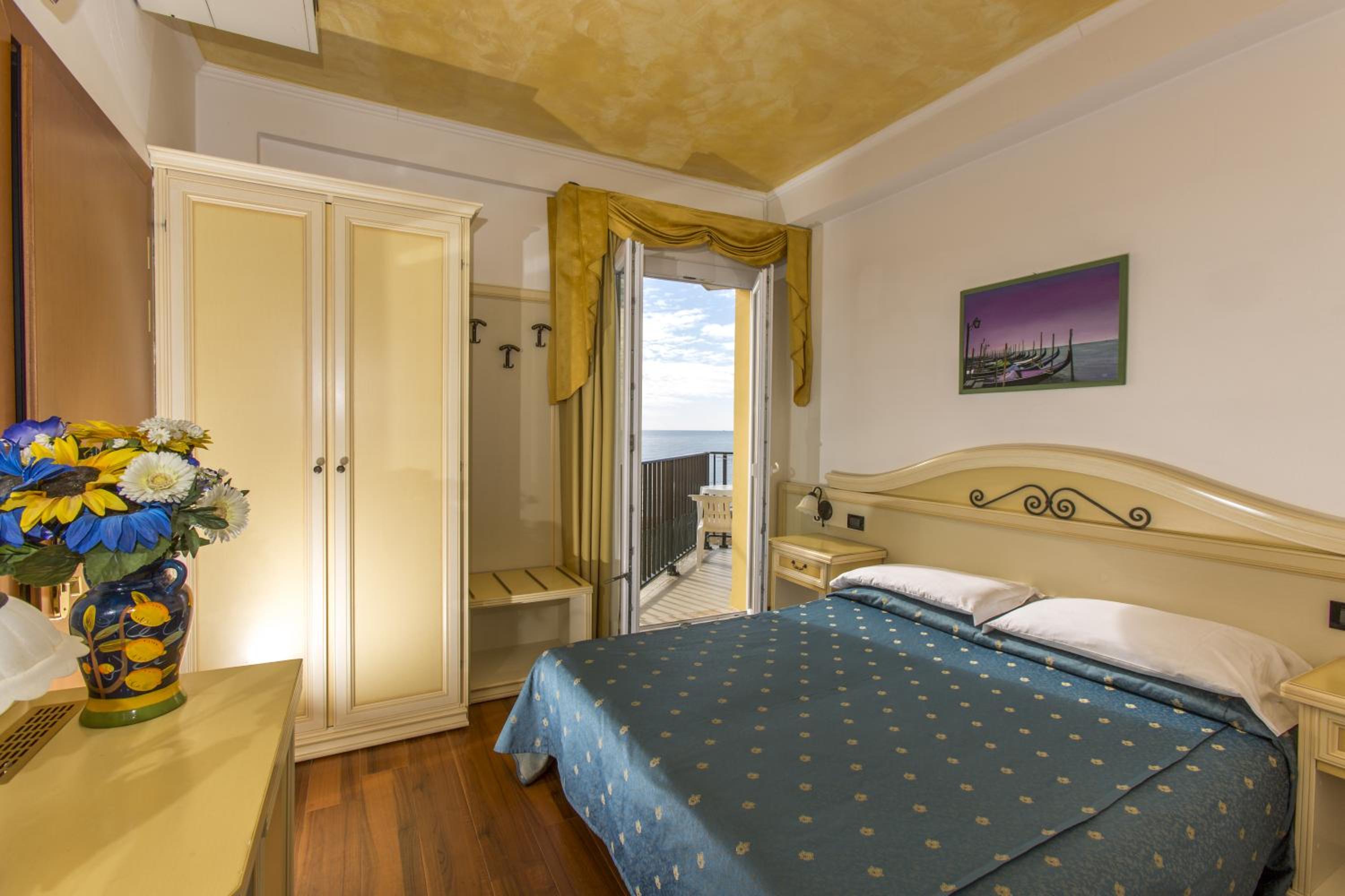 Double or Twin Room with Sea View - Photo 7