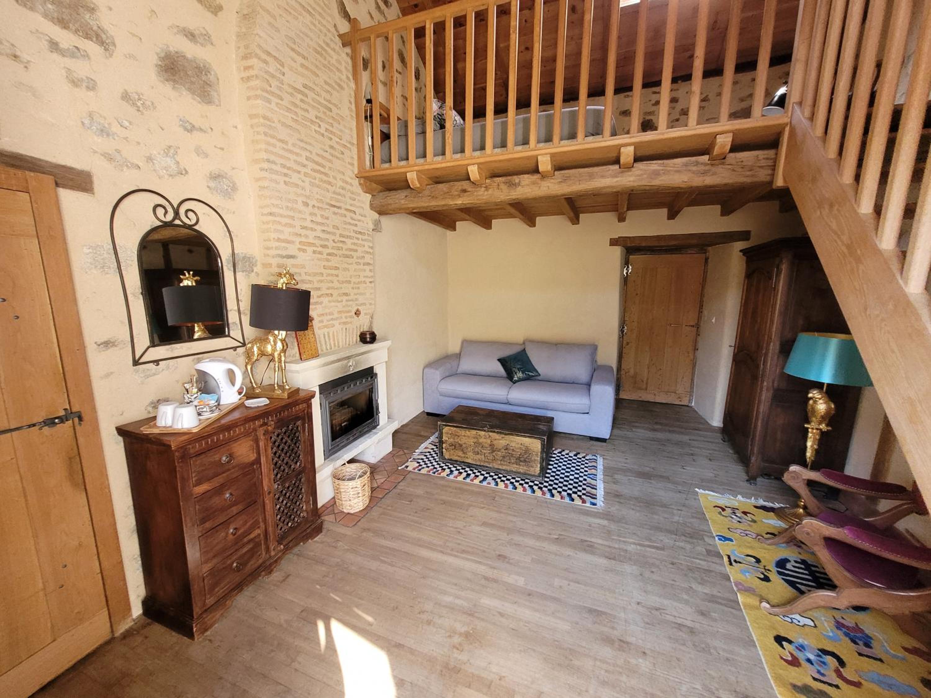 Deluxe Double Room (2 Adults + 1 Child) - Photo 1