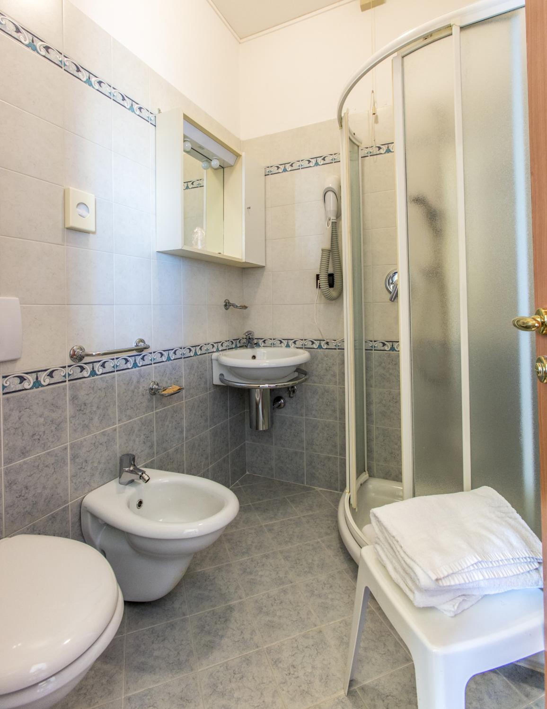 Quadruple Room with Partial Sea View - Photo 3