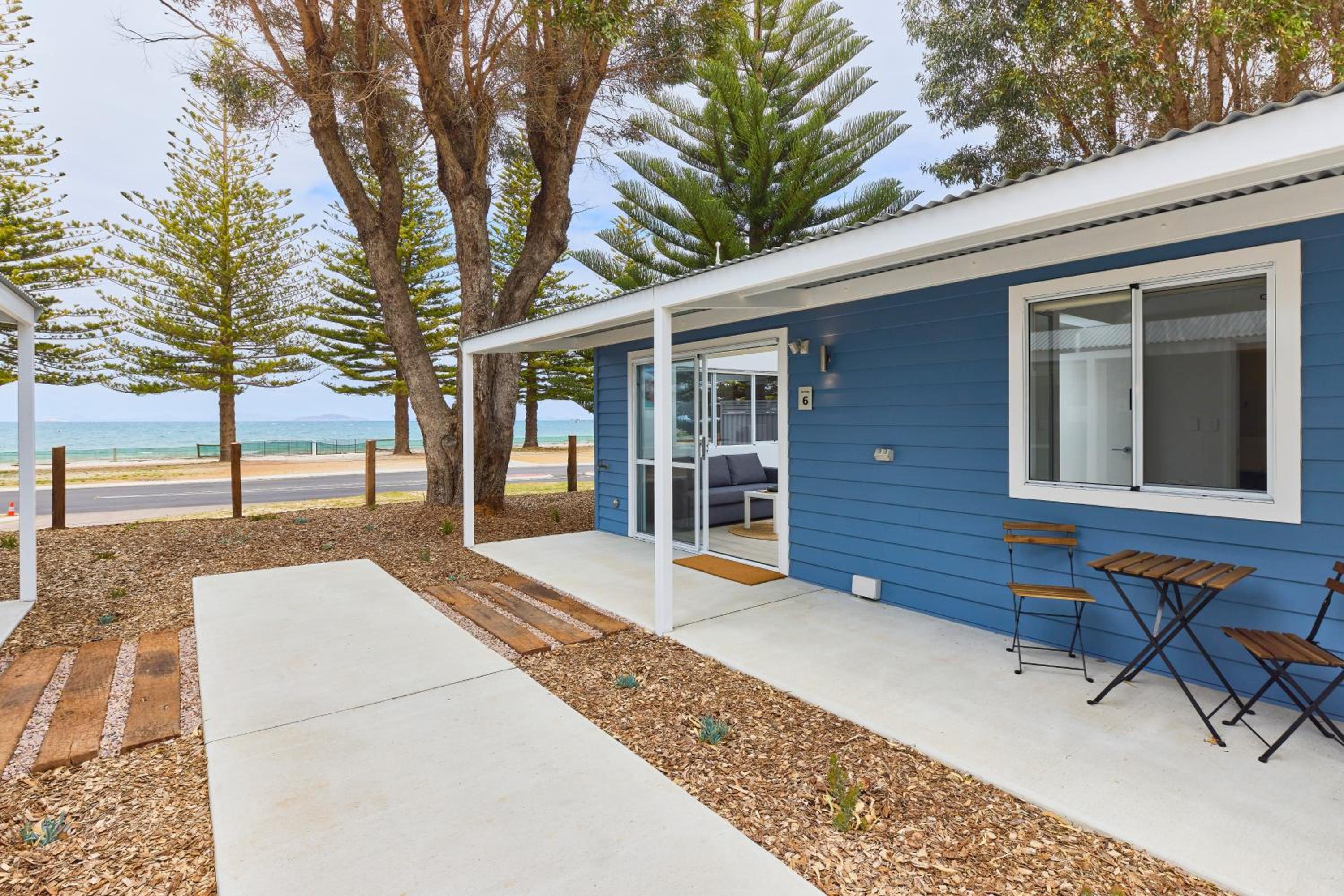 One Bedroom Bay Studio - Photo 2