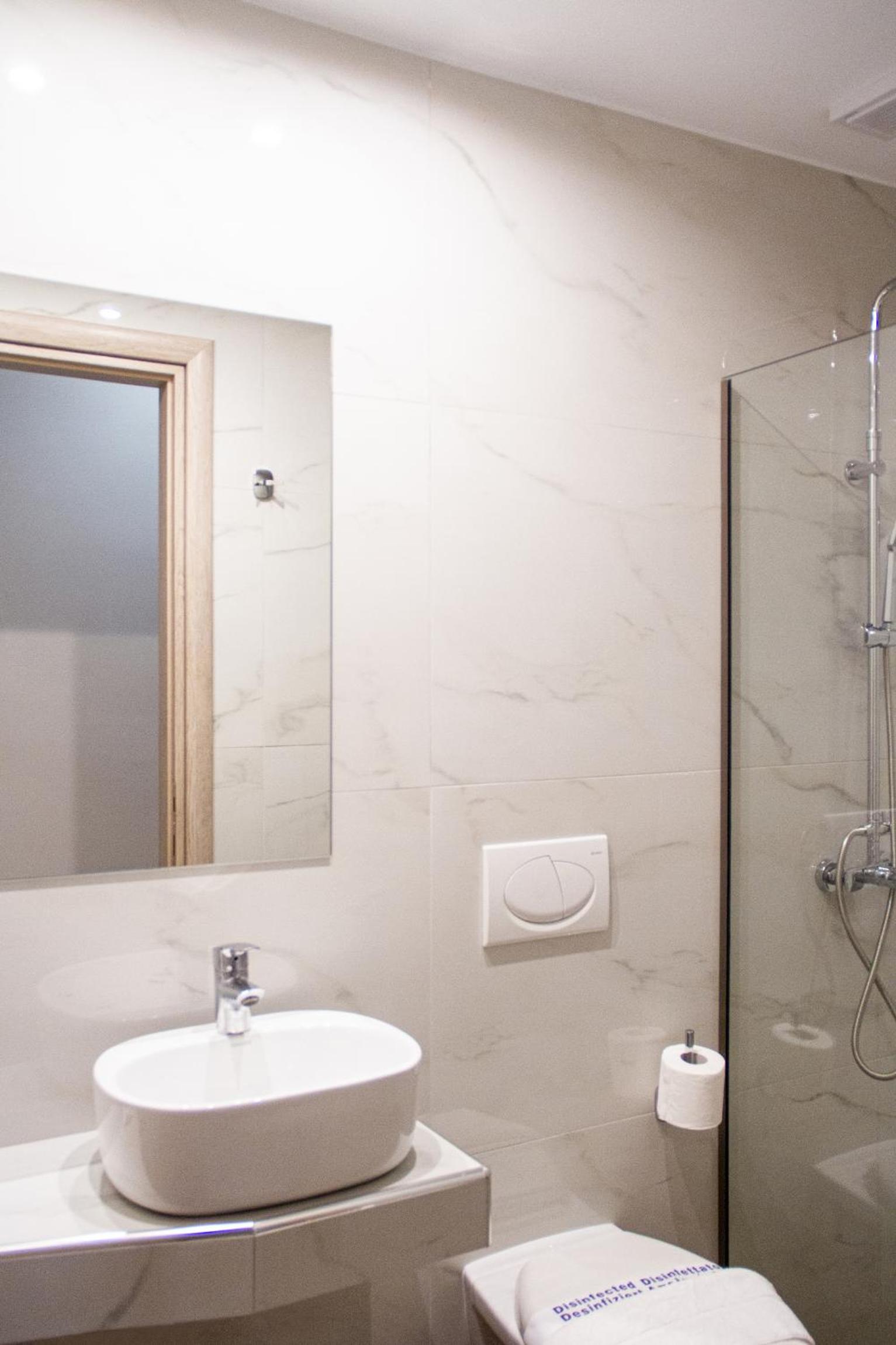 Double or Twin Room with Balcony - Photo 5