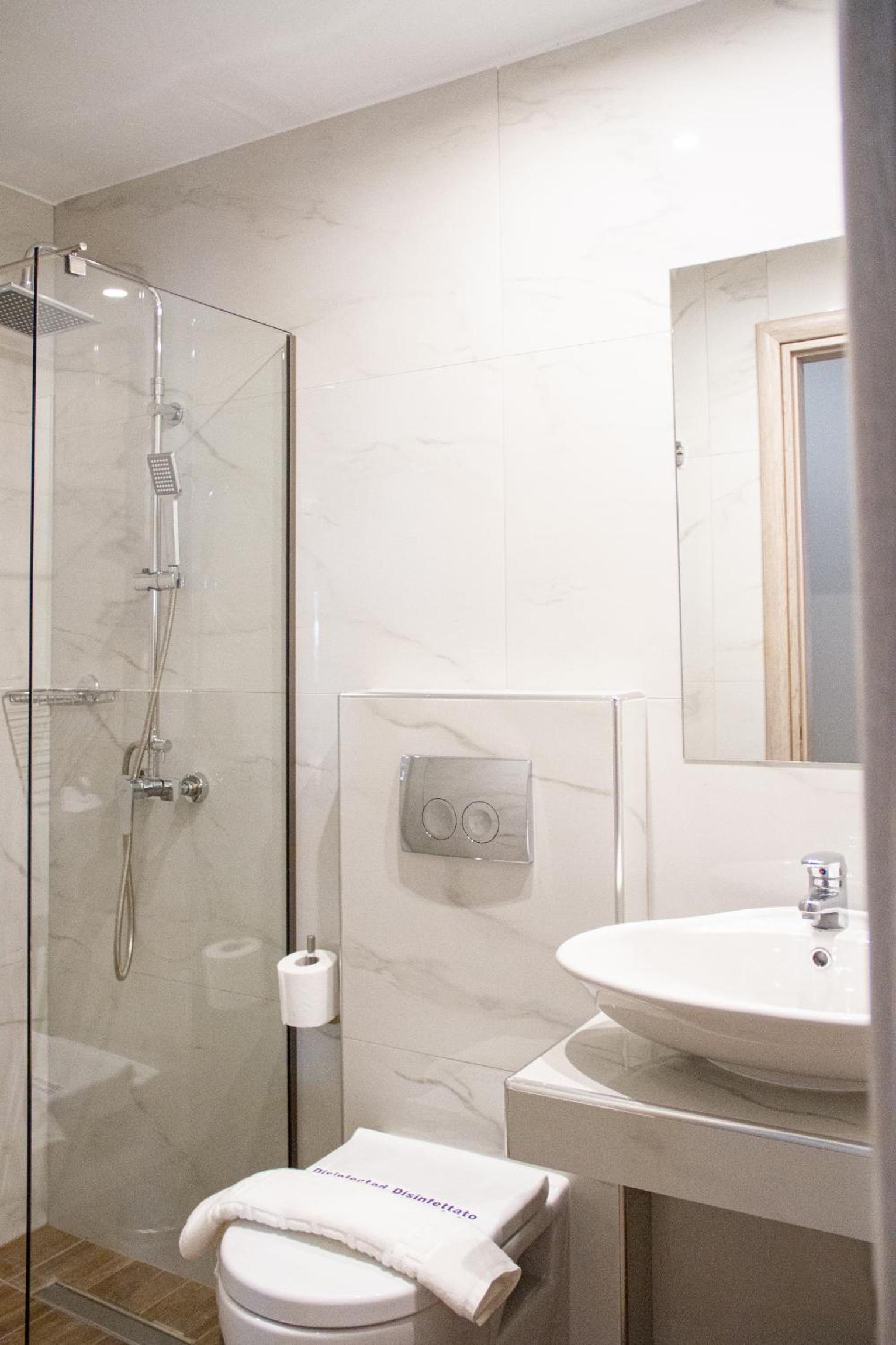 Double or Twin Room with Balcony - Photo 2